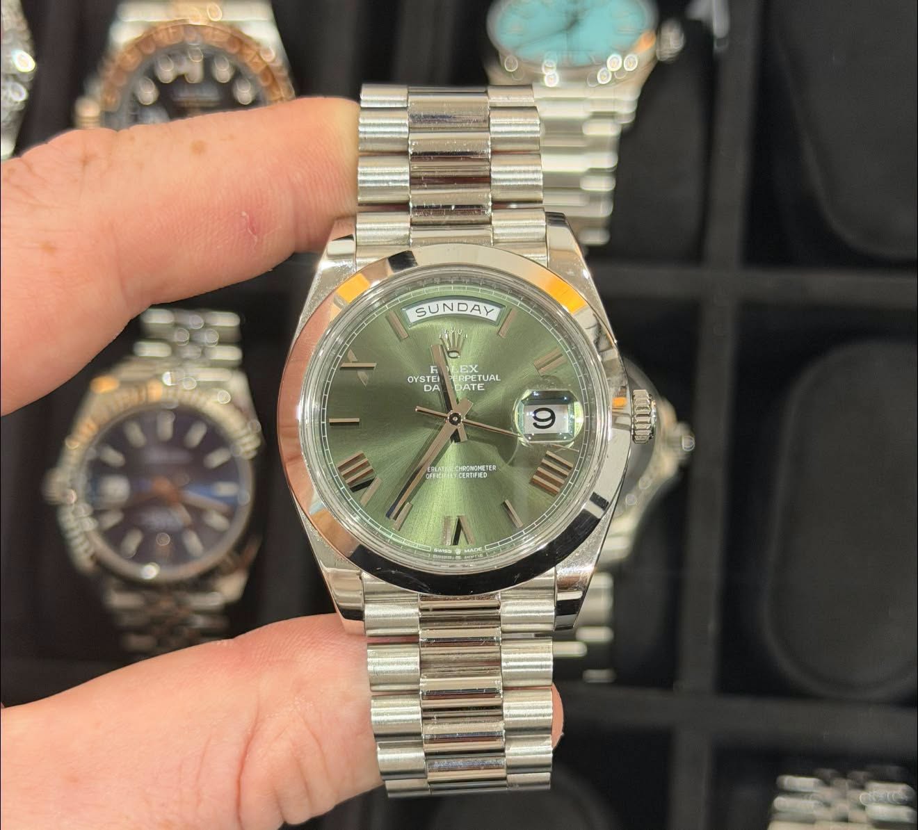 May be an image of wrist watch and text that says 'SUNDAY SUN AY 면 OYSTEI YSTE م DA ETUAL AT ATE o CEneиKo III 9 IIII VI'