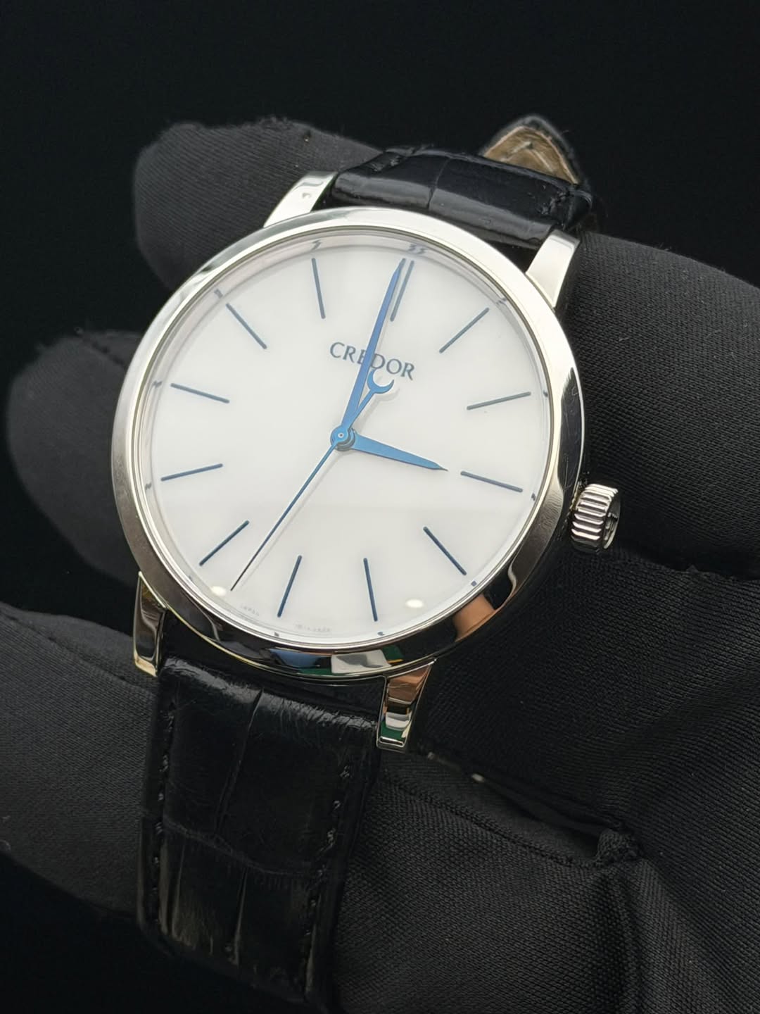 May be an image of wrist watch and text that says 'CR CREDOR CREOR DOR / ١ /1 OOЛ'