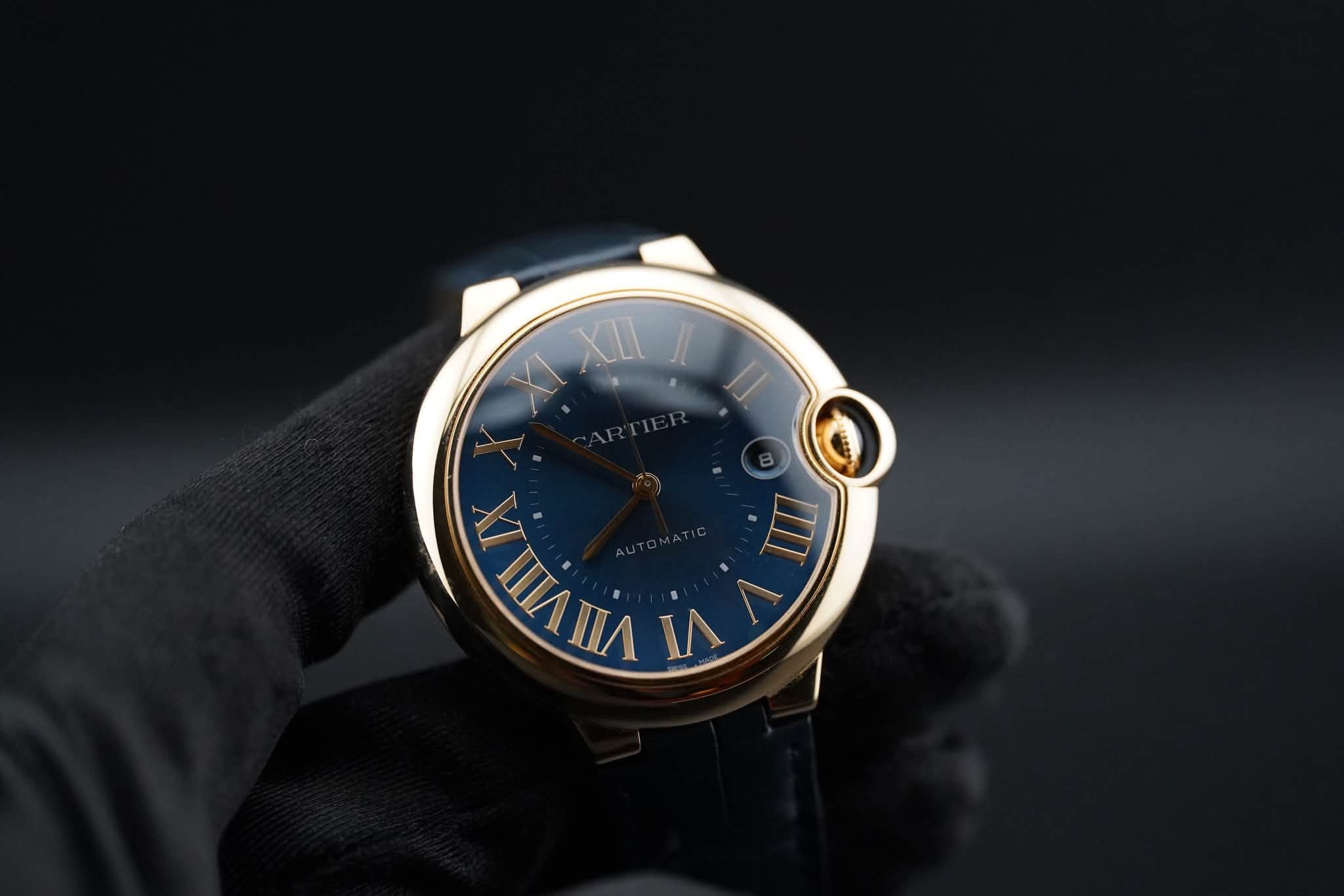 May be an image of wrist watch and text that says 'XI XLI Il II ΑWЛTЛ MAm 月 XI In'