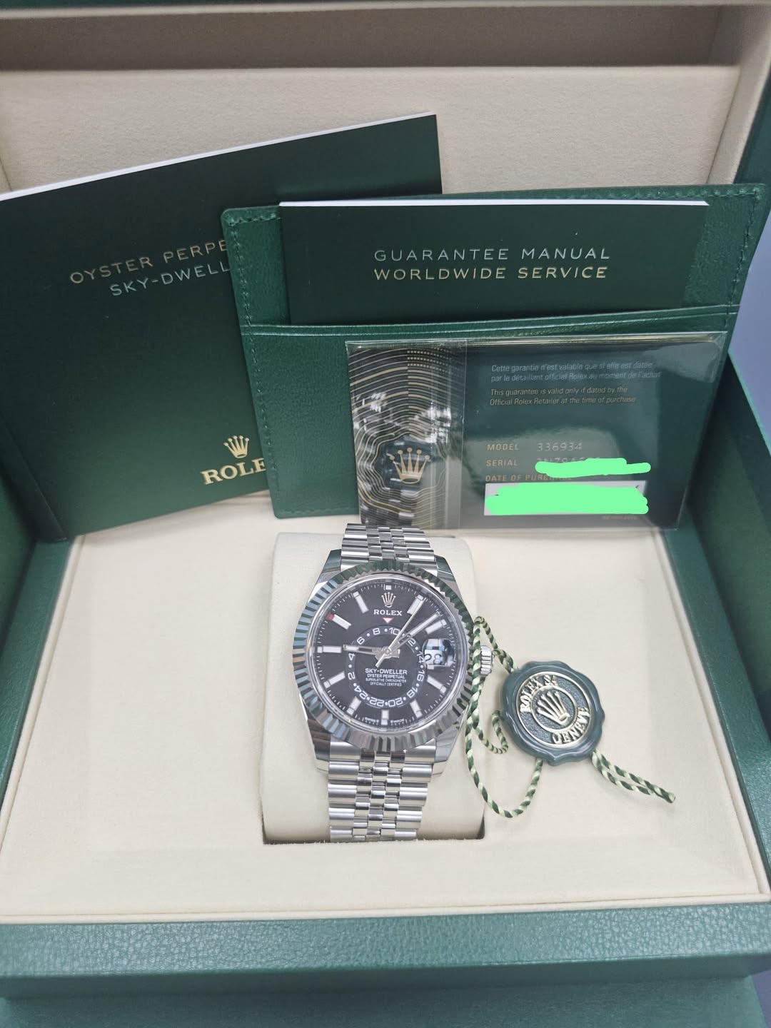 May be an image of wrist watch and text that says 'SKY-DWELL -DWELL GUARANTEEMANUAL GUARANTEE MANUAL WORLDWIDE WORLDWIDESERVIC DE SERVICE W ROLE MODEL SERIAL 336934 จชุ ROLEX E…