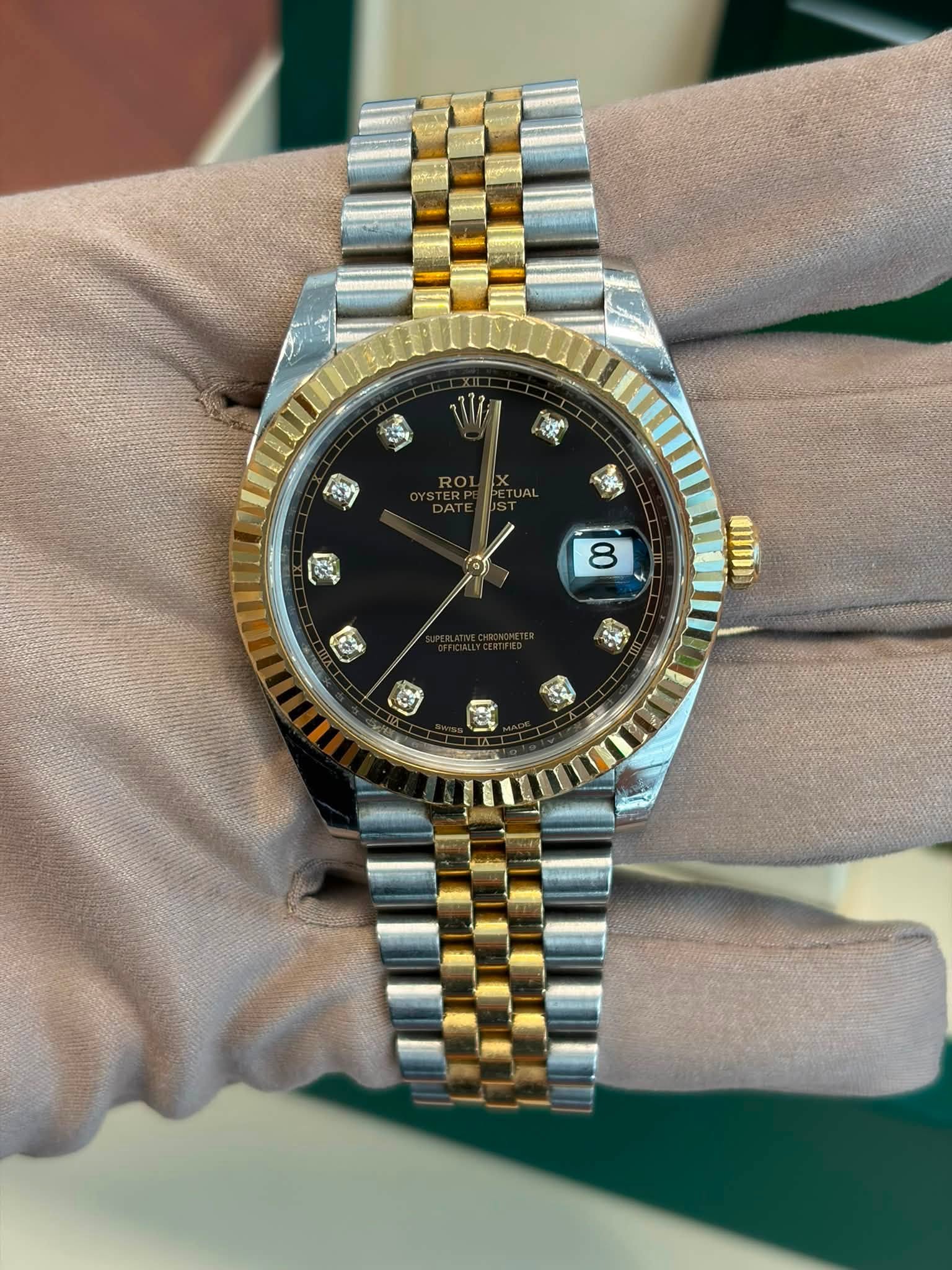 May be an image of wrist watch and text that says '5y ል 園 D am) 宮'