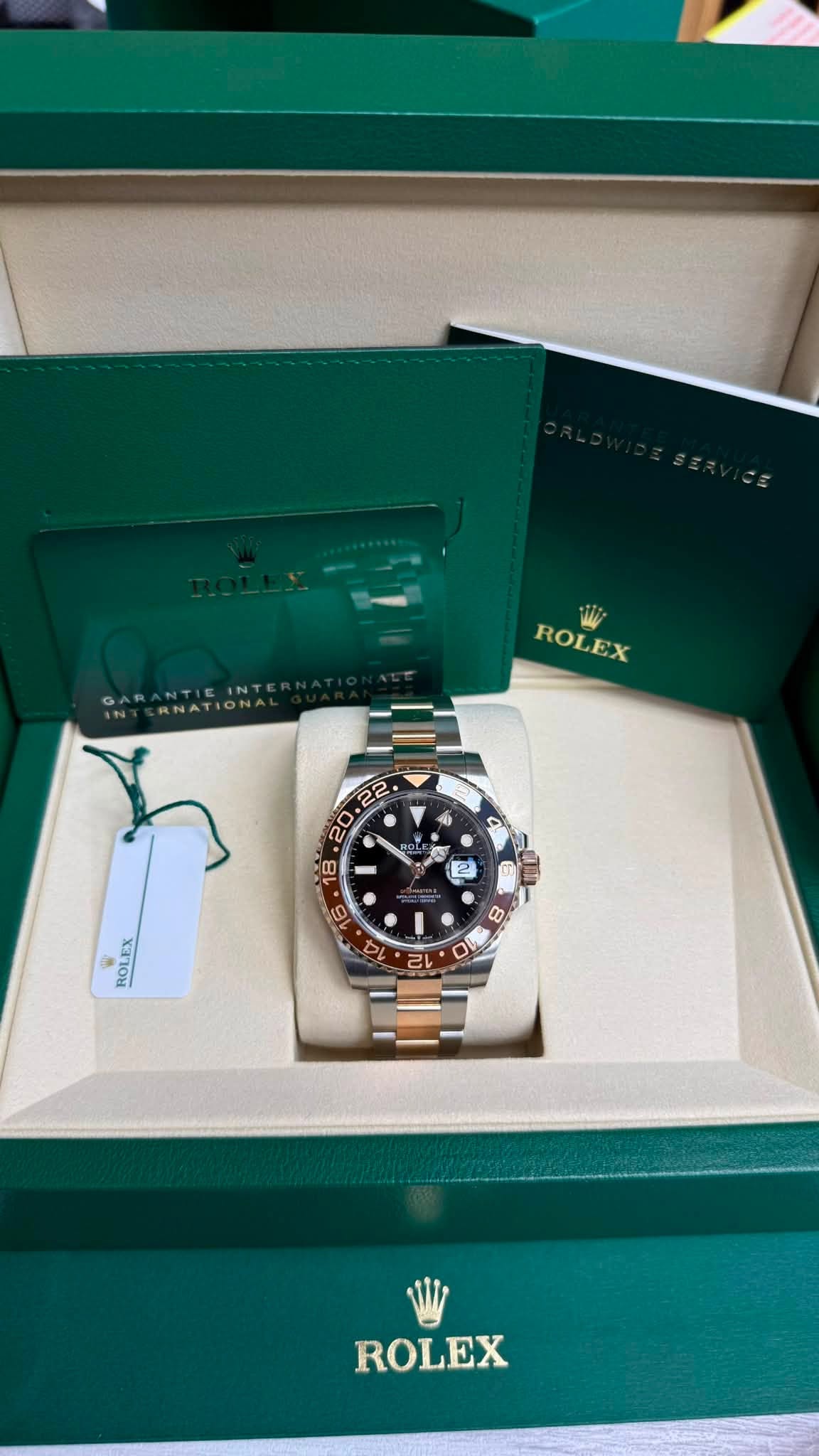 May be an image of wrist watch and text that says 'ROLEX សជ 100 ٥ ROLEX 8 กน 0 ROLEX'