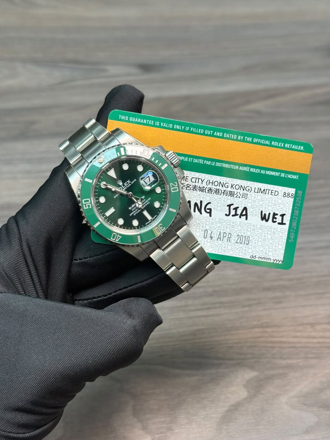 May be an image of digital watch and text that says '微量商品 THIS GUARANTEEI VALID ONLY FILLED OUT AND DATED B BY ИE OFFICIAL ROLEX RETAJLER. PLEE DATEEPAR DISTRIBUTEUR AGREE 秘…