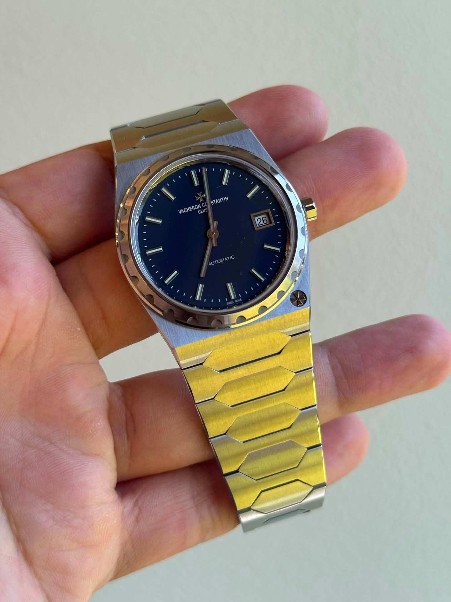 May be an image of wrist watch and text that says 'STANTIN VACHERON 26'