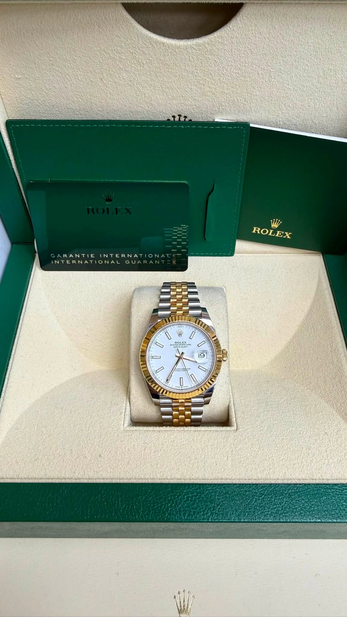May be an image of wrist watch and text that says 'RANTIE NTERNAT ROLEX W セ.一 ۲ 0 m 0 9 0 II'