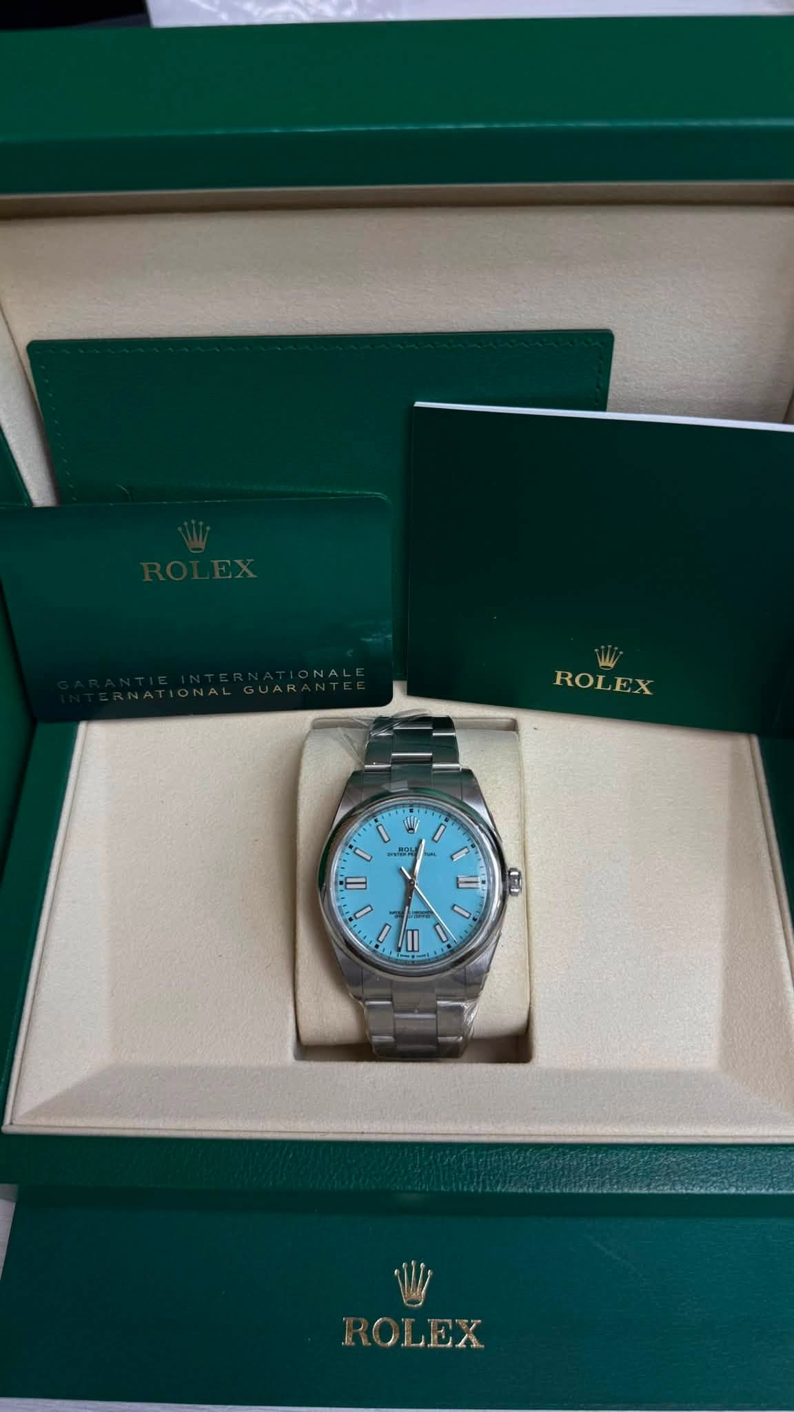 May be an image of wrist watch and text that says 'ROLEX U U S / / 一番 안스물 1 !! ي 2 C 0:0 11 ROLEX'