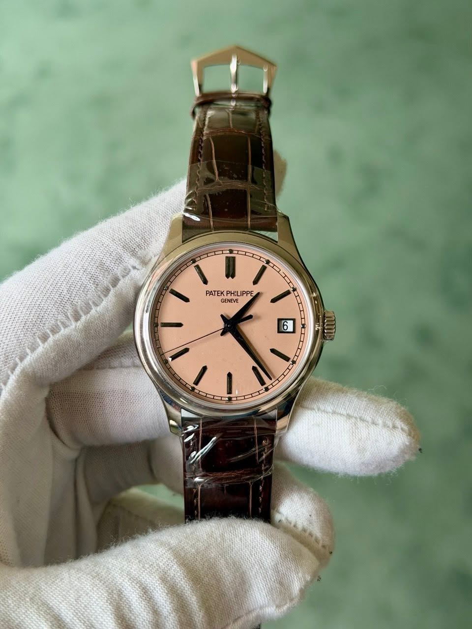 May be an image of wrist watch and text that says 'PATEKPHILIPPE PHILIPPE PPE PATEK GENEVE 6'