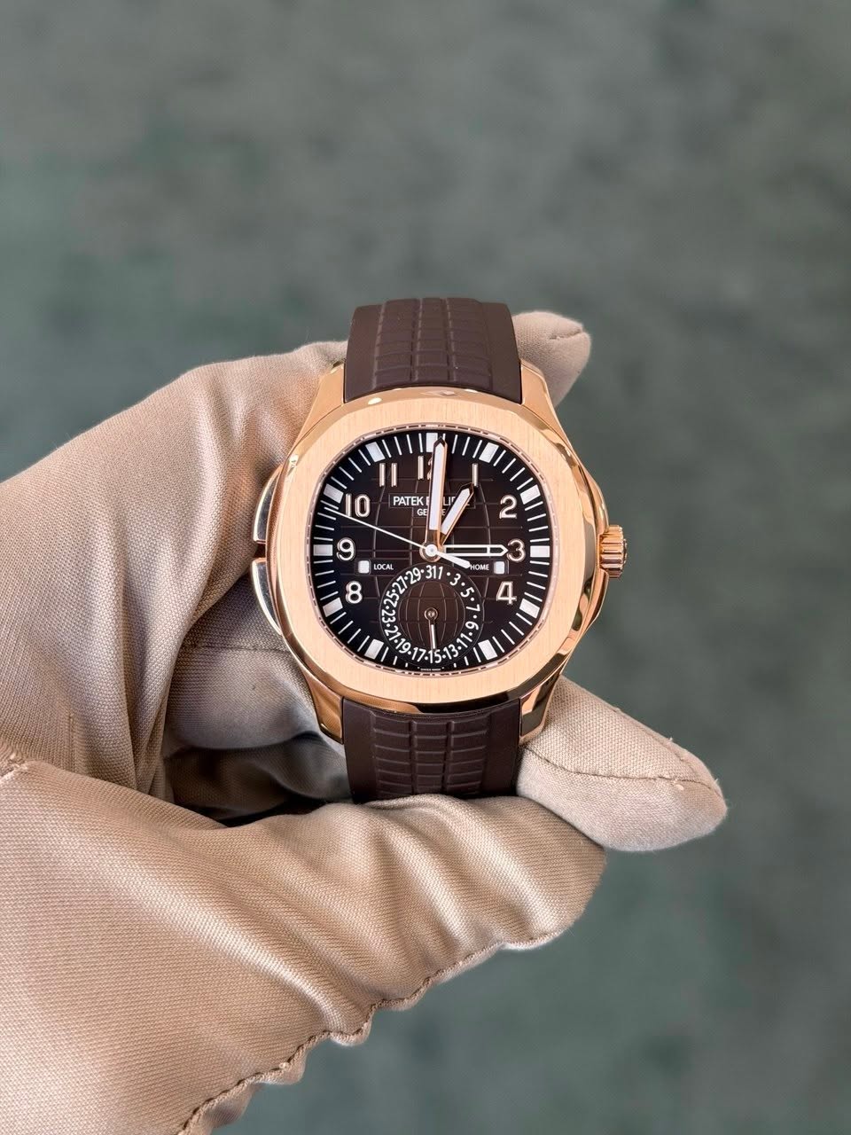 May be an image of wrist watch and text that says 'II 0 PATEK GH 리 9 2 3 LOCAL ነግ 29° (0 HOME P ح خ'