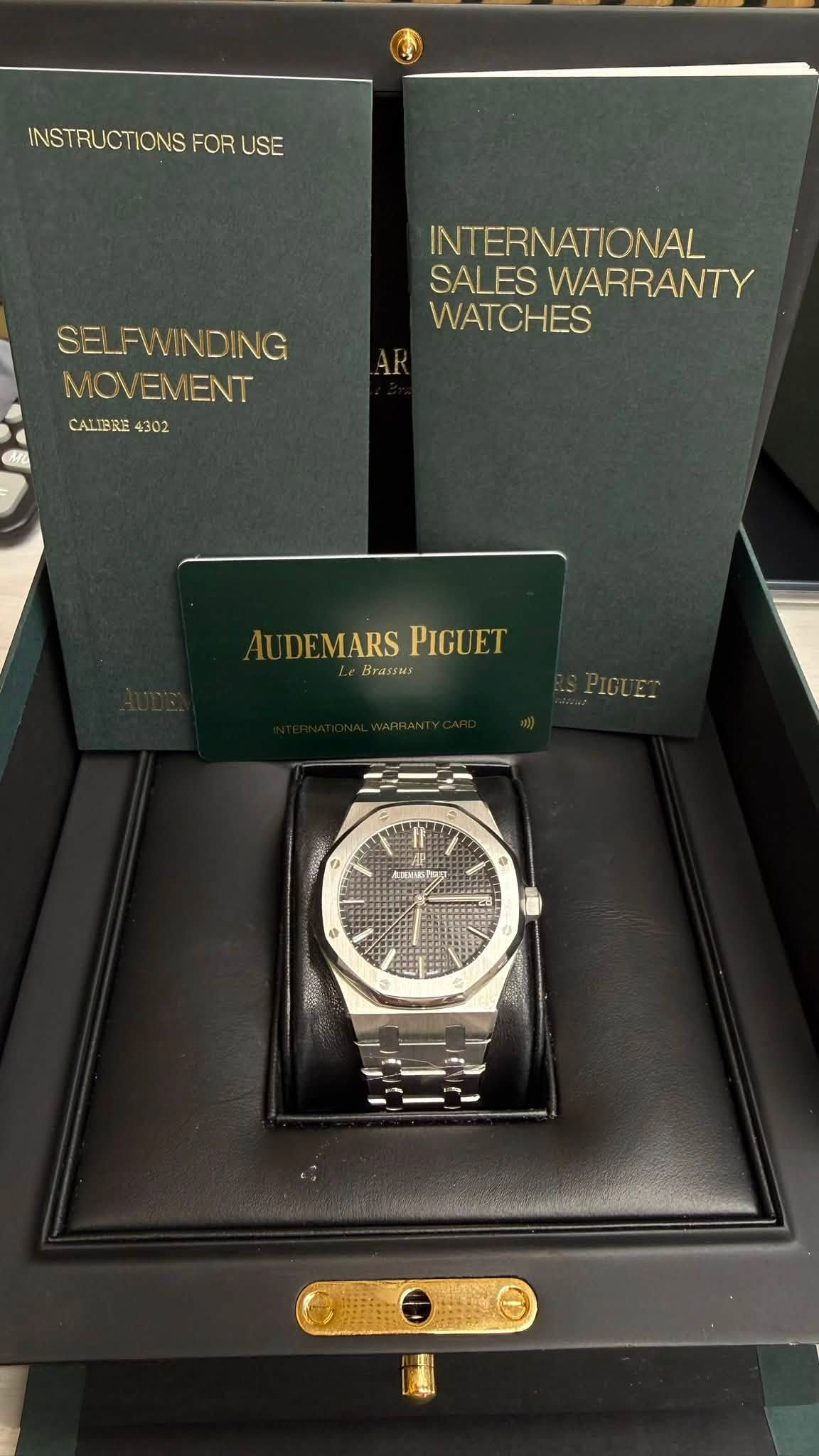 May be an image of wrist watch and text that says 'INSTRUCTIONSFORUSE INSTRUCTIONS INTERNATIONAL SALES WARRANTY WATCHES AR SELFWINDING MOVEMENT CALIBRE4302 CALIBRE 4302 AUDEMARSPI…