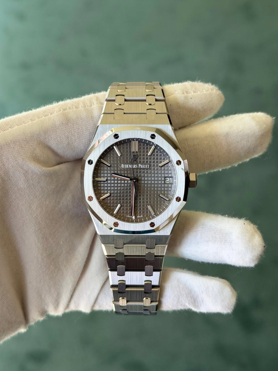 May be an image of wrist watch and text that says 'AUDEMARS AUDEMARSPIGUET PIGUET E 21|'