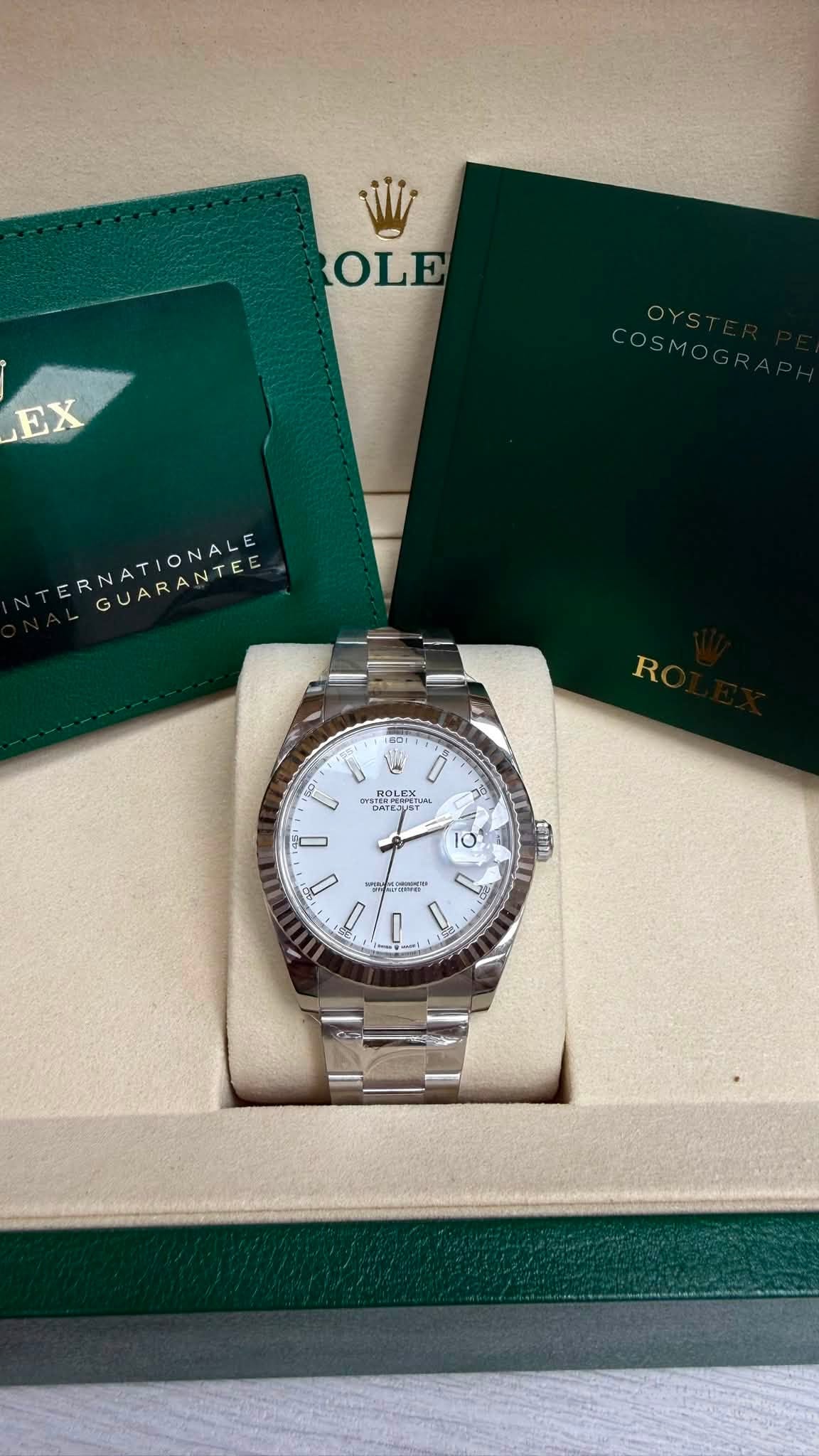 May be an image of wrist watch and text that says 'Wi OLE EX ONALE A GUARANTE ERNATIONALE GUARANTEE N RANTE R ST ) ROLEX 0' かま CAT 我a ف D 0 !'