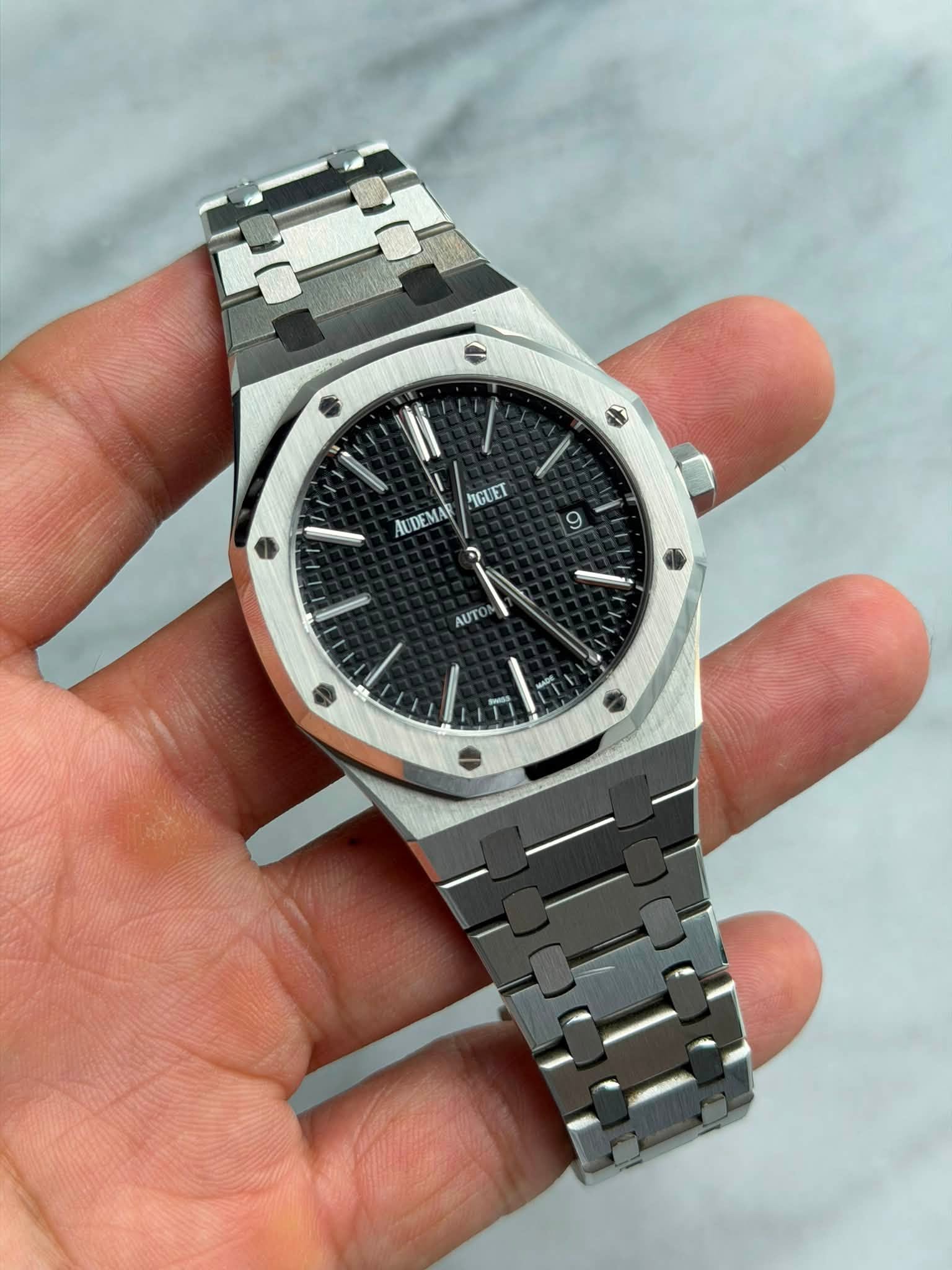May be an image of wrist watch and text that says 'l' PIGUET AUDEMA 9 AUT ۲'