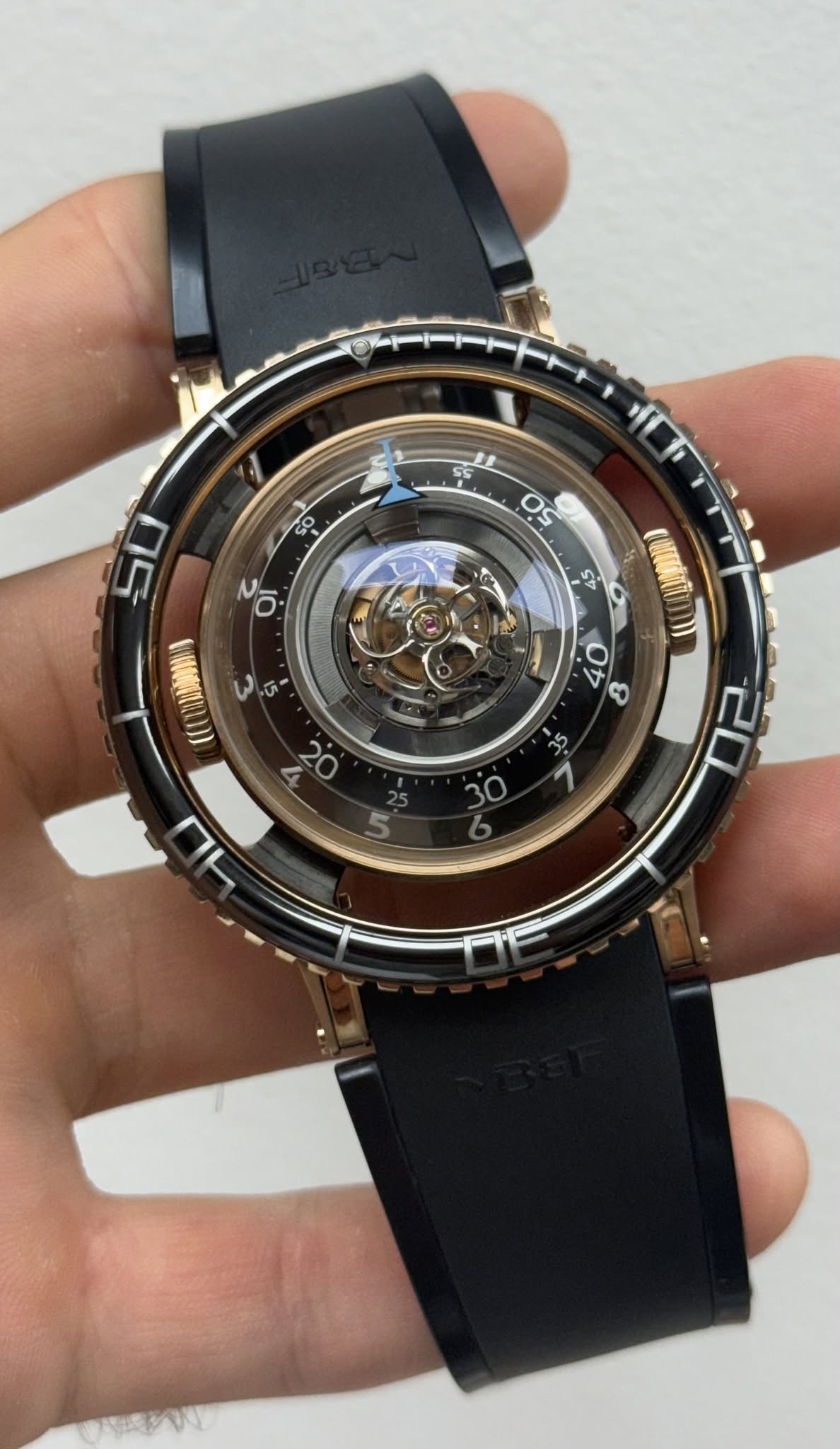 May be an image of wrist watch and text that says 'S5 so 50 이 59 V 2 w 5- 0 م '