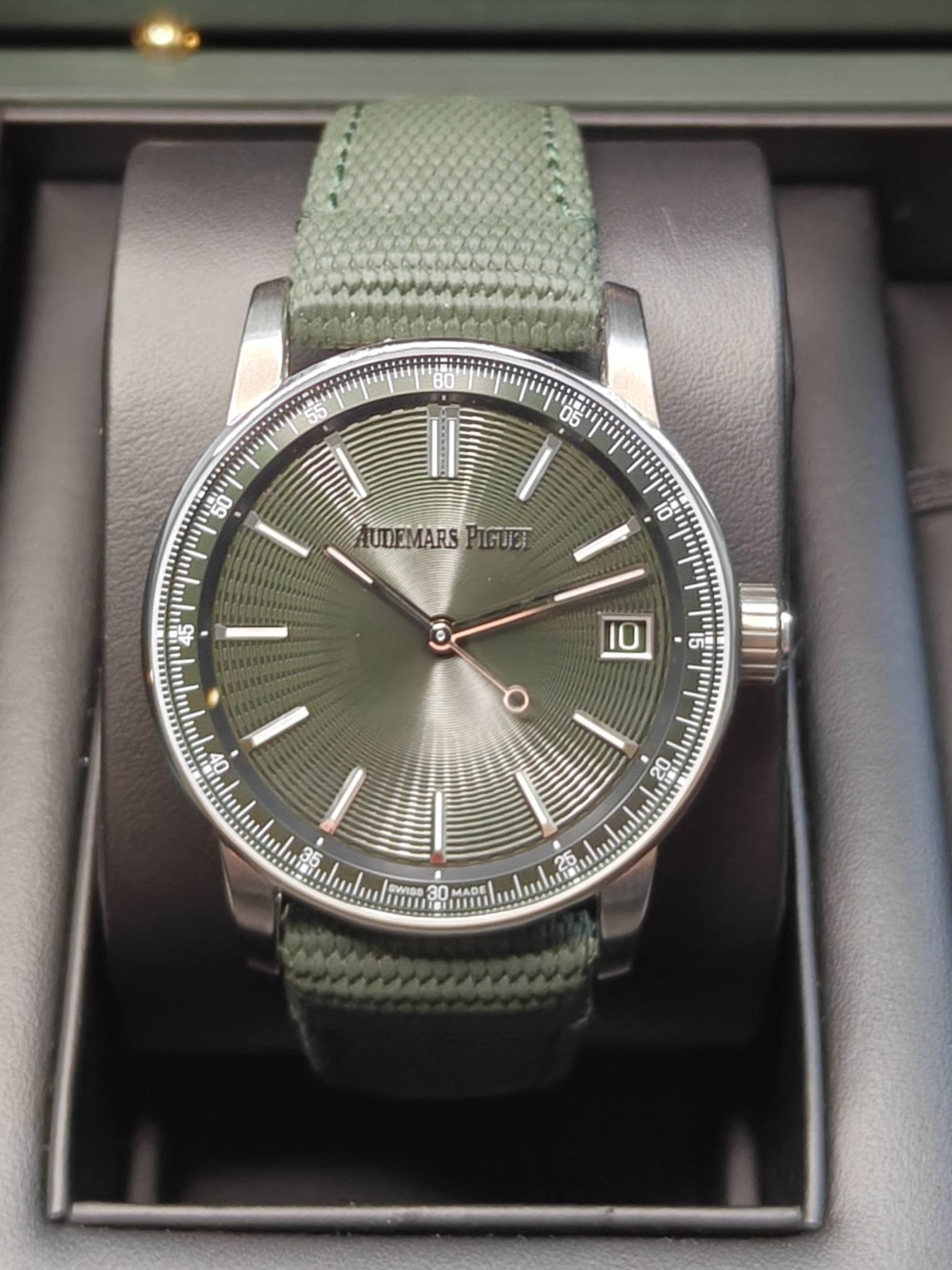 May be an image of wrist watch and text that says '05 50 AUMEMARSPIGUET AUDEMARS 10 45 O 回 20 SWISS 20 MADE'