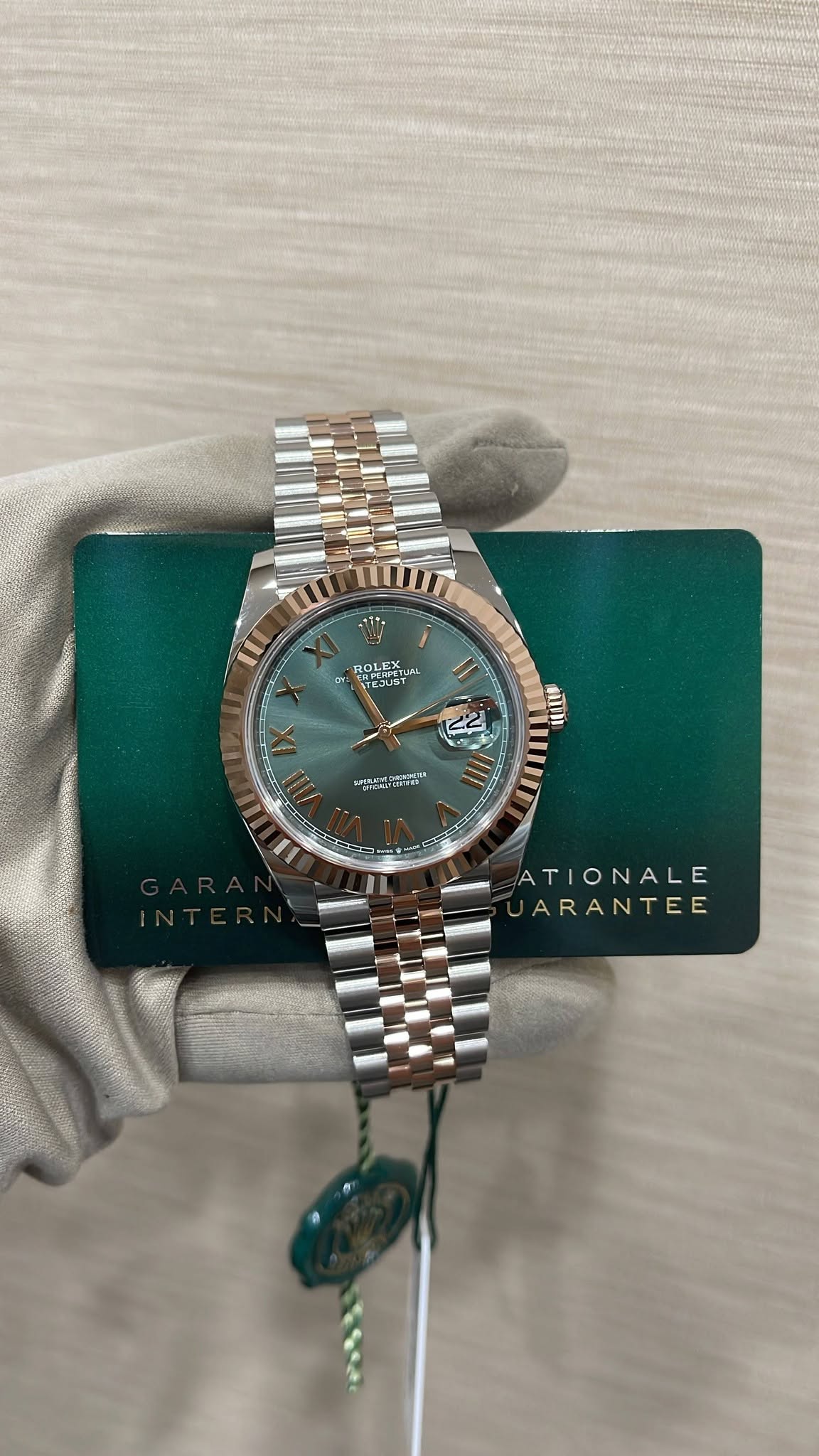 May be an image of wrist watch and text that says 'ROLEX m: KnPEИ EJUNT เมคา ATIONALE ARANTEE'
