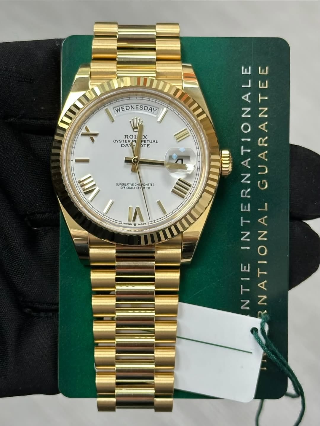 May be an image of wrist watch and text that says 'WEDNESDAY ROL OYSTER DAN X PETUAL SUPERLATINE OFFICIALLYCERFIED HRINOMETER IA SWISS ATN MAAE III LUI IIII ERNATIONALE イン…