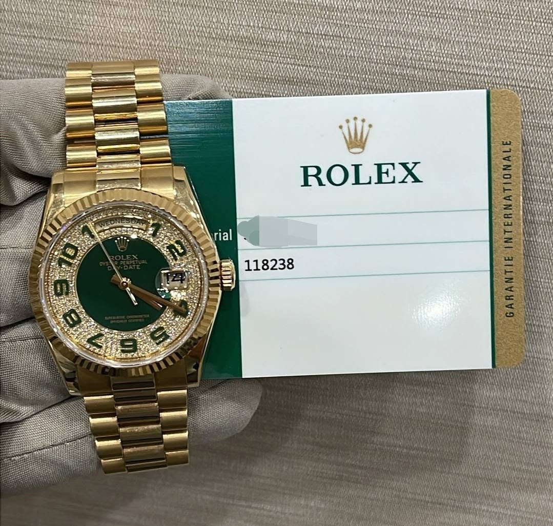 May be an image of wrist watch and text that says '番 ROLEX rial U 118238'