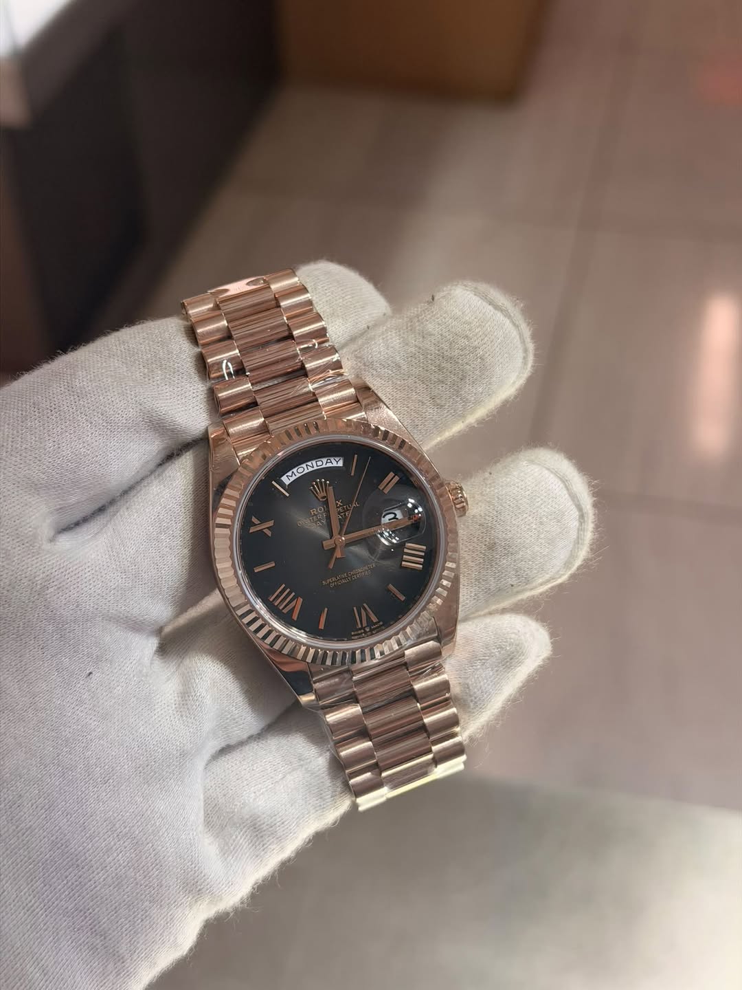 May be an image of wrist watch and text that says 'MONDAY II 2 I II/A V'