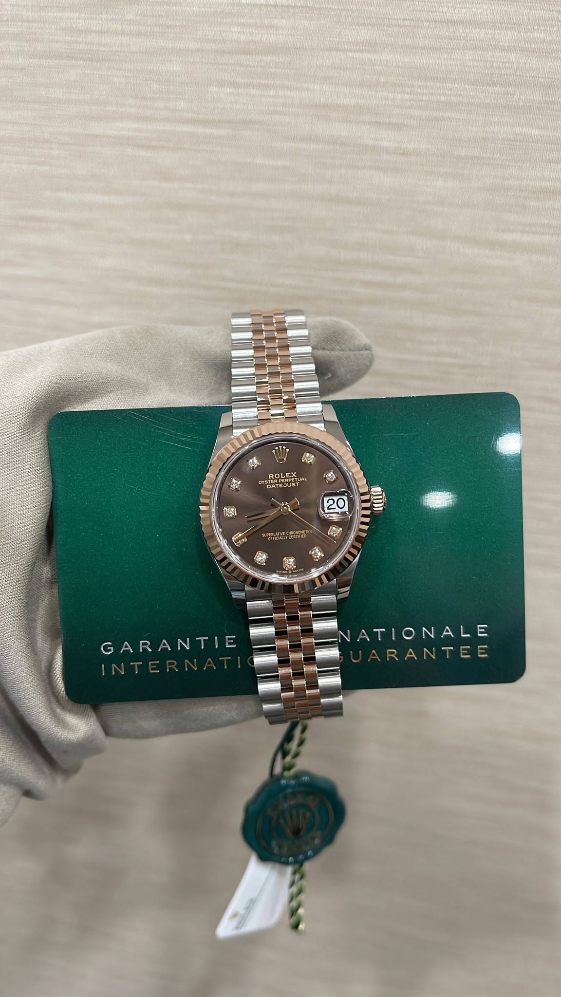 May be an image of wrist watch and text that says 'pE แมัก GARANTIE ATIONALE RANTEE'