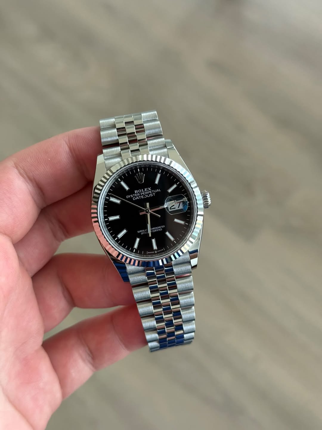 May be an image of wrist watch and text that says '1I ROLE BOLE 47 un'