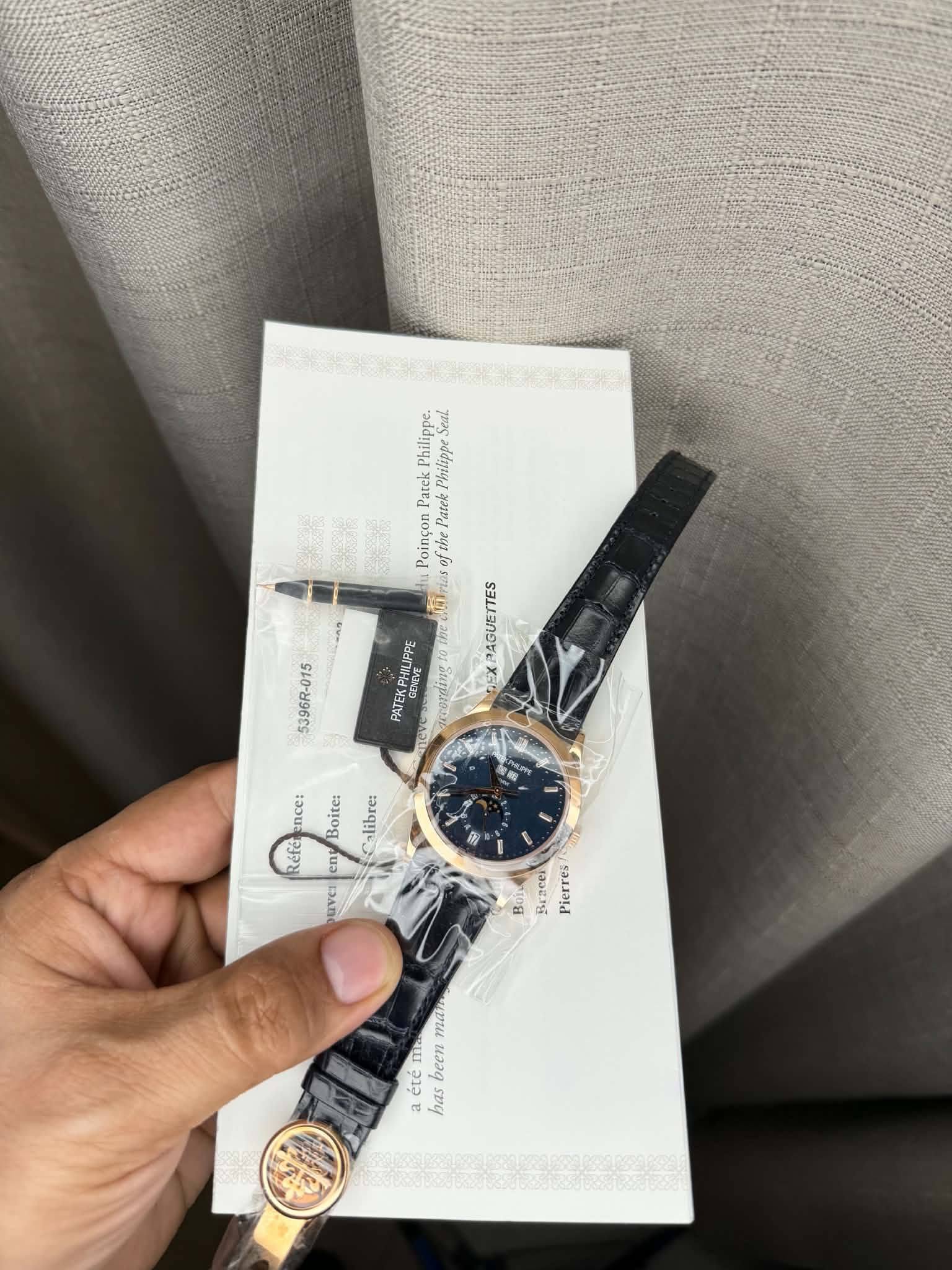 May be an image of wrist watch and text that says 'Philippe. Seat. Philappe Poincon Patek PAGUETTES 5396R-015 PATEKPHILIFPE 商 éfemence Réfe ene ence: Boite: libre: uves 8 B Bracen…