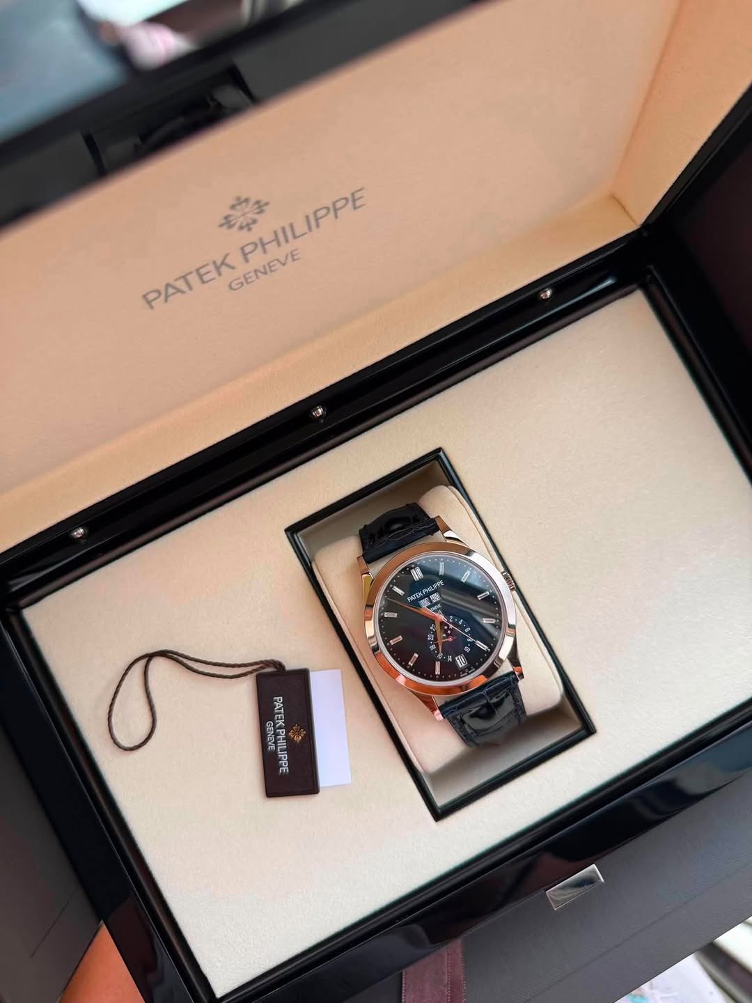 May be an image of wrist watch and text that says '豊牛 PHILIPPE PHILIPPE 完本 PATEK PATEK GENEVE SAC 中公 マ N มม a Nn ee ជក K ា 豊 H 순 GENEVE ΠATEK 年 IPPE'