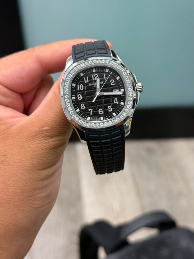 May be an image of wrist watch and text that says 'II 12 PE 10 PATEK 9 2 مني امسا'