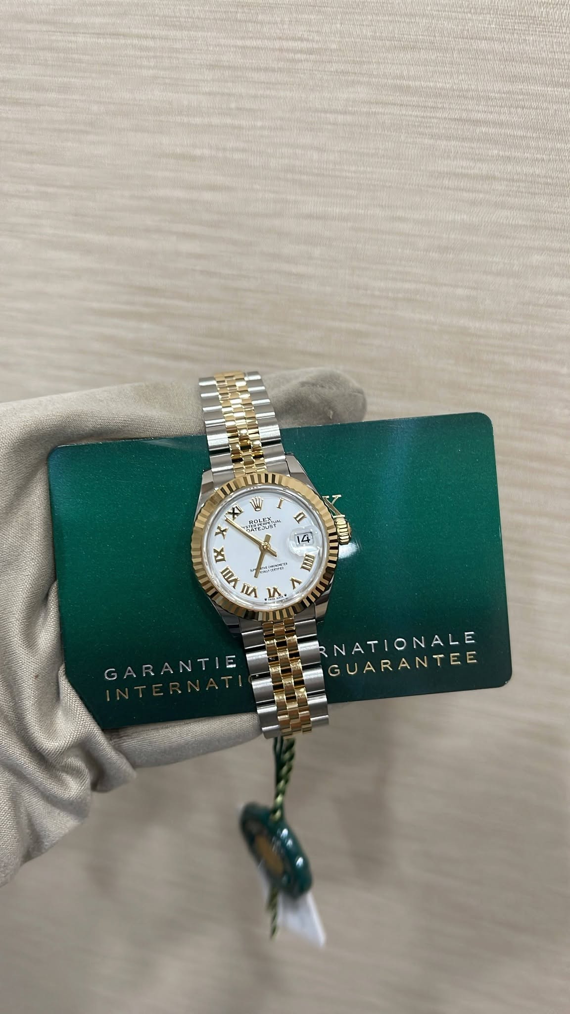 May be an image of jewelry, wrist watch and text that says 'i ฟิง X ለየራት X X Ζτι iA 14 4 Ta 10m E GARANTIE ATIONALE GUARANTEE'