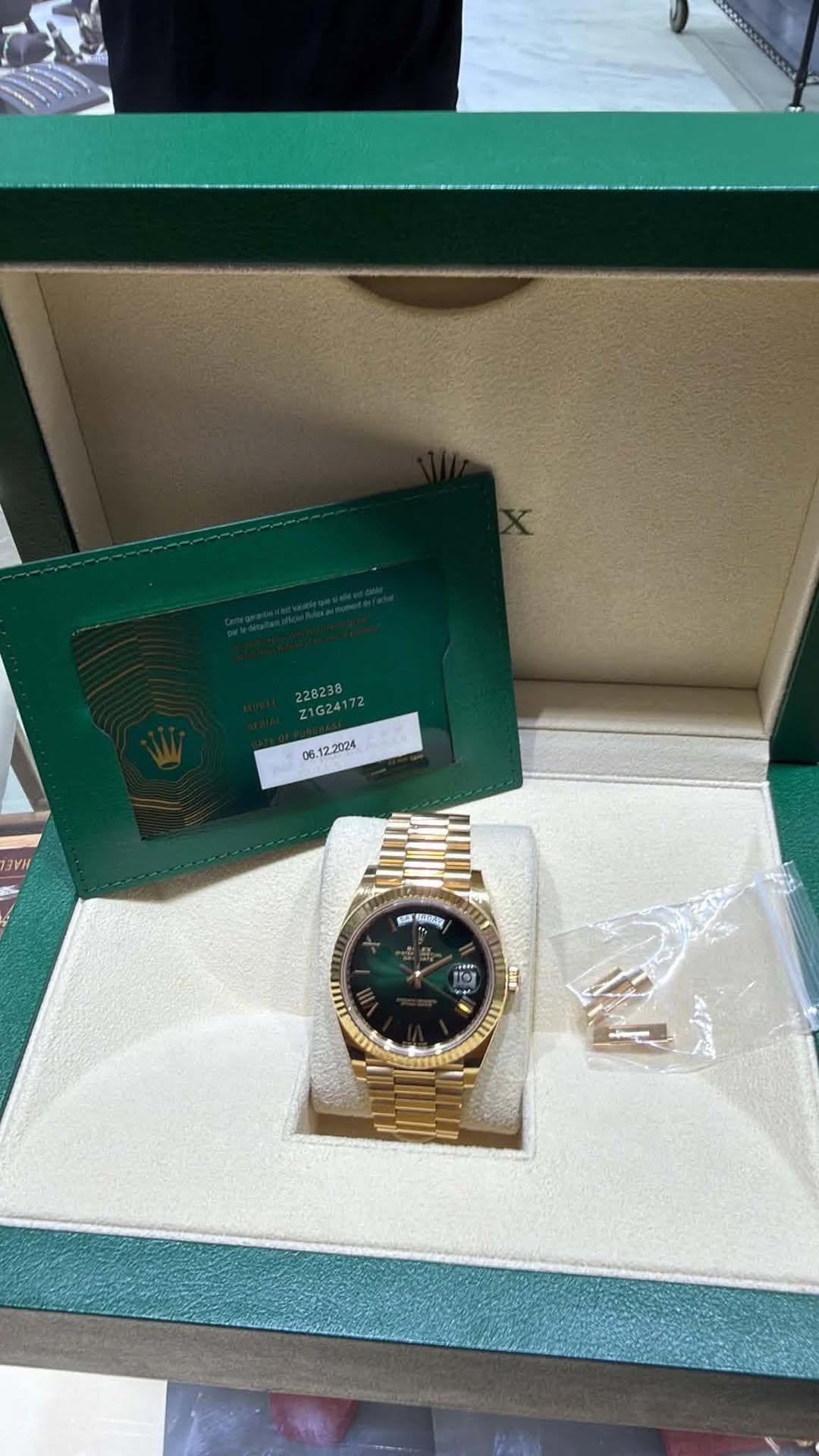 May be an image of wrist watch and text that says 'አልክራለአል፡ 228238 Z1G24172 . HAE 茶 保 BEN اسنن'