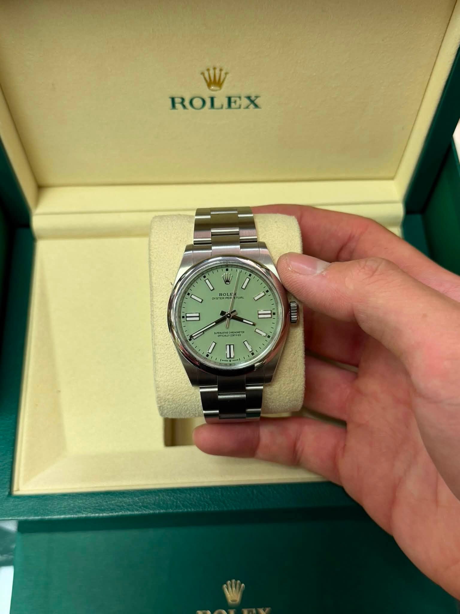 May be an image of wrist watch and text that says 'ROLEX ٢ ١ W m ROLE I In I'