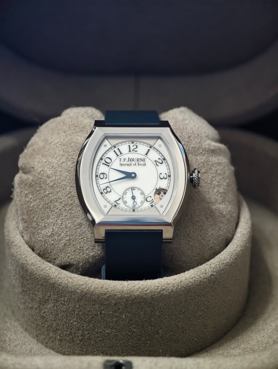 May be an image of wrist watch and text that says 'S 12 0 ® F.P.JOURNE F.P.JOU RNE luvenit nit tel Fecit مسمدة 1O 9 ထ ၁ 3 S ® @'