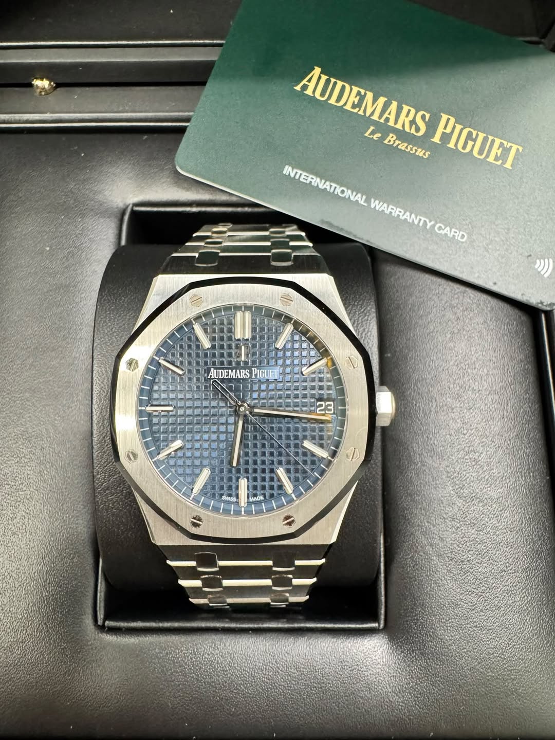 May be an image of wrist watch and text that says 'AUDEMARS AUDEMARS Le Brassus PIGUET PIGUET INTERNATIONAI WARRANTY CARD 福 AUDEMARS PIGUET- e eemmle 23 GNEEs MADE'