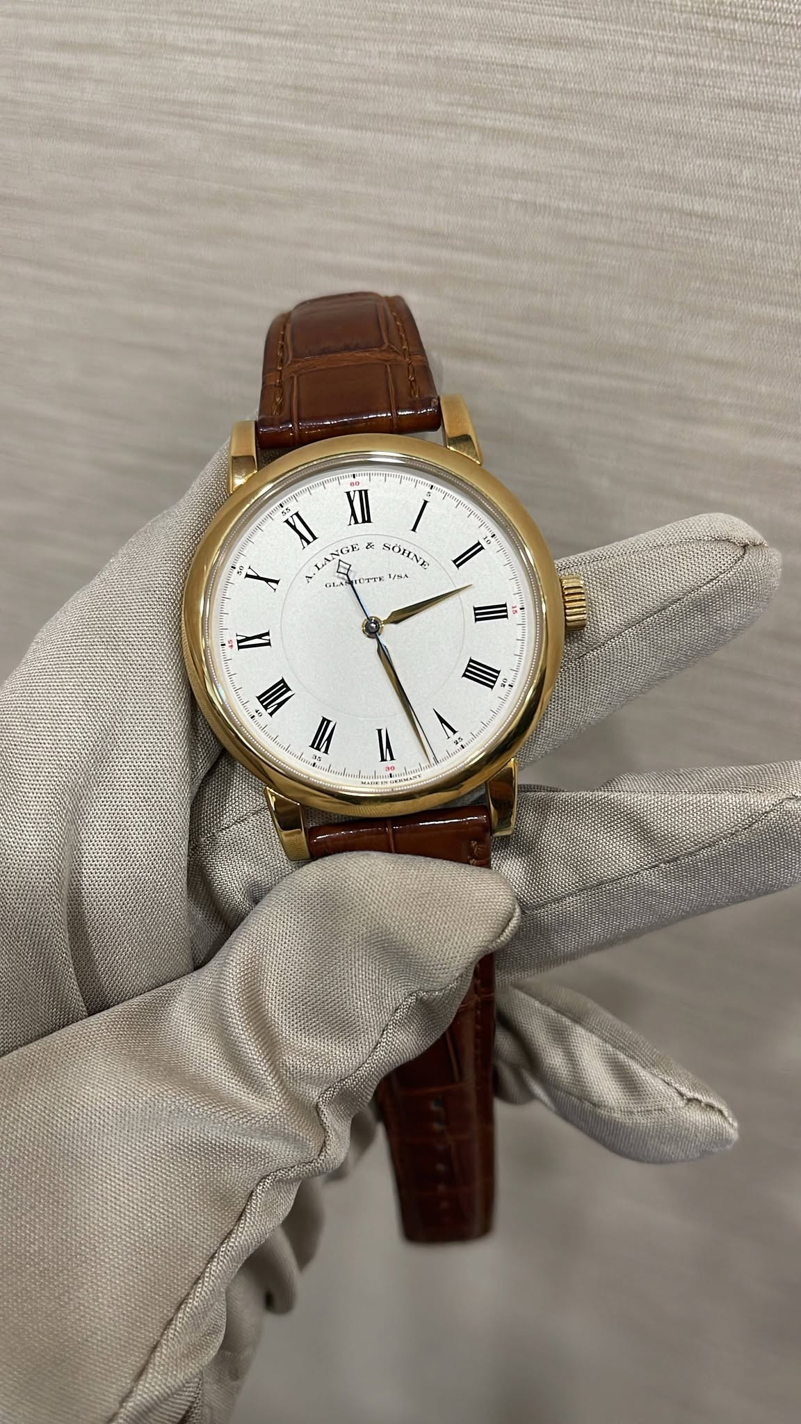May be an image of wrist watch and text that says 'XI NGF XII HOENG HOn E .. فام LTTH ት 1,% II II ILA I VII II III ክክ ر IA'