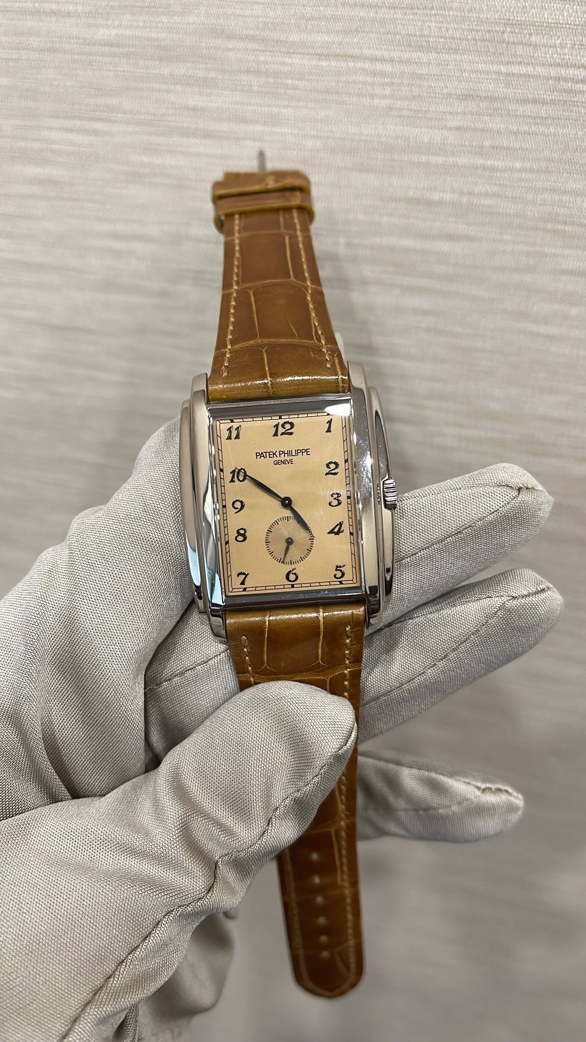 May be an image of wrist watch, leather and text that says 'PATEKPHILPPE PPE ENE 10 9 8 ትመ ng 7 7 6 ら'