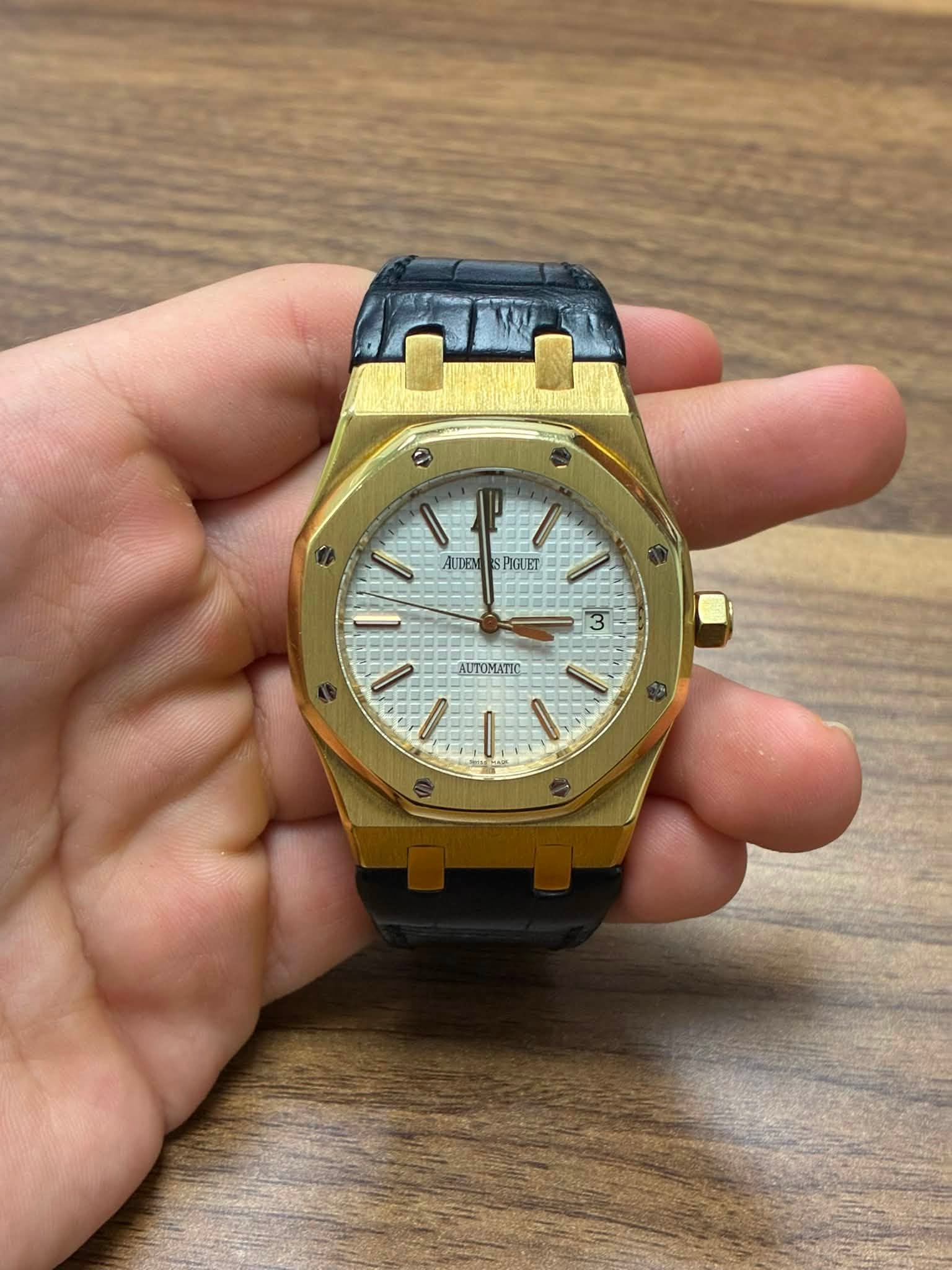 May be an image of wrist watch and text that says 'AUTEM PIGUET उ 되 AUTOMATIC I'