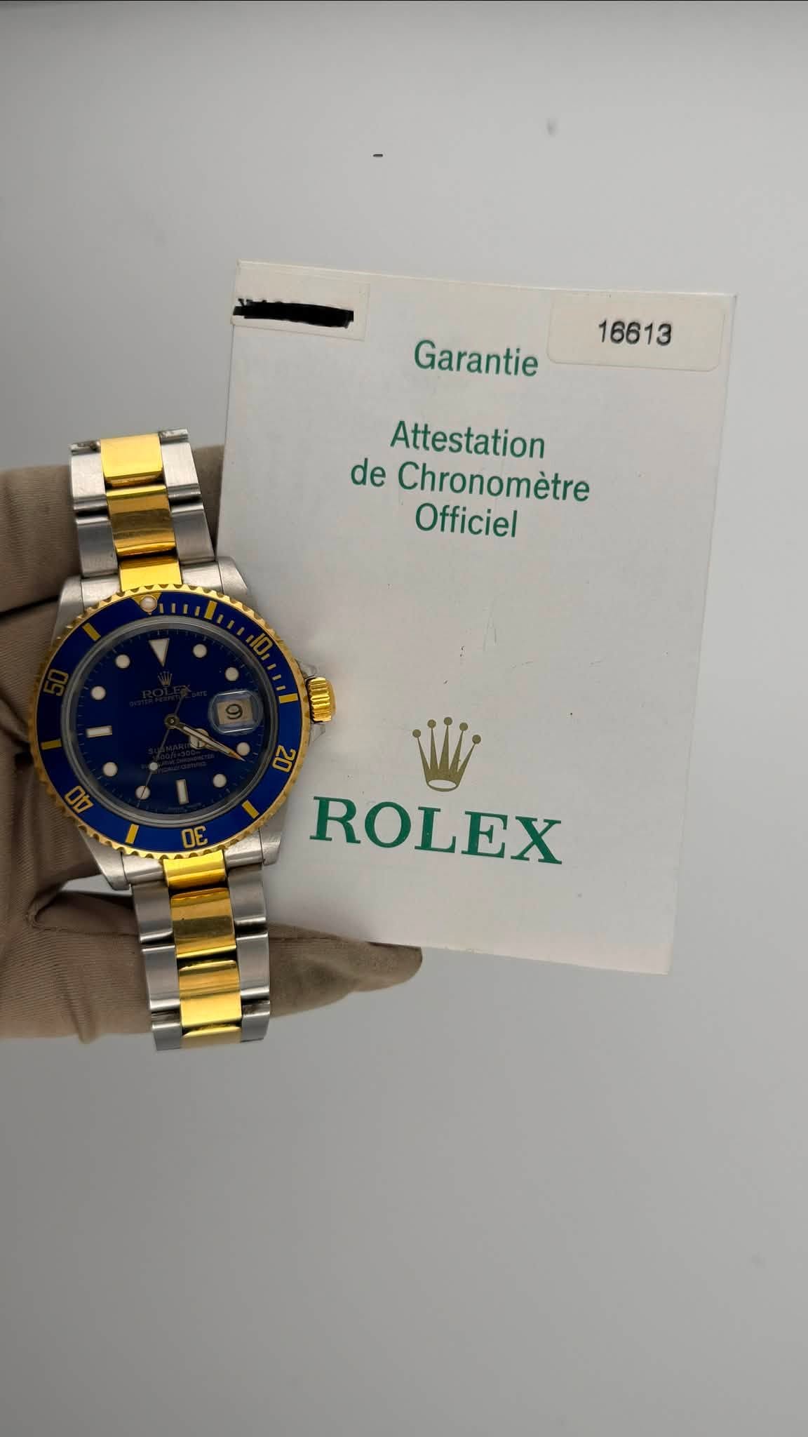 May be an image of wrist watch and text that says '16613 Garantie Attestation de Chronomètre Officiel ROLEX'
