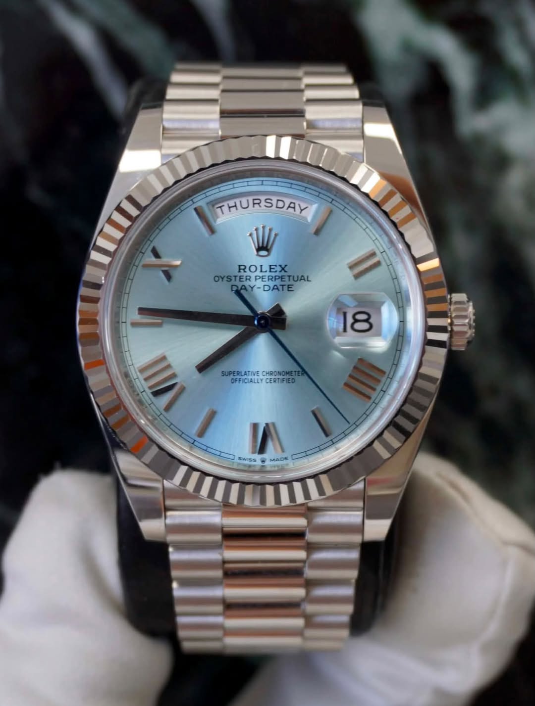May be an image of wrist watch and text that says 'THURSDAY W ROLEX OYSTER RPERPETUAL DAY-DATE -DATE II 18 SUPERLLE OFFICIALLYCERTIFIE CERTIFIED SUPERLATIVE CHRONGMETE…