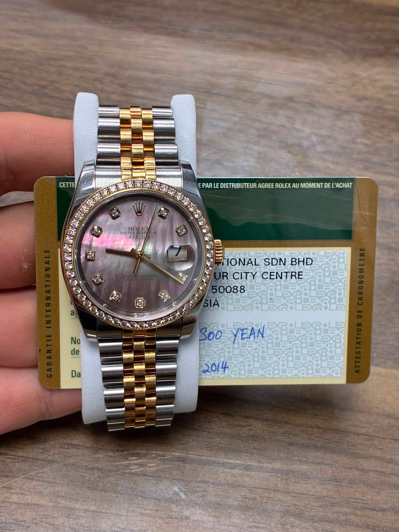 May be an image of wrist watch and text that says 'CETTE PAR DISTRIBUTE PARLEDSTRBUTURAGRER UTEUR AGREE ROLEX AU MOMENT DEL ACHAT TIONAL SDN BHD R CITYCENTRE CITY CENTRE 50088 No…