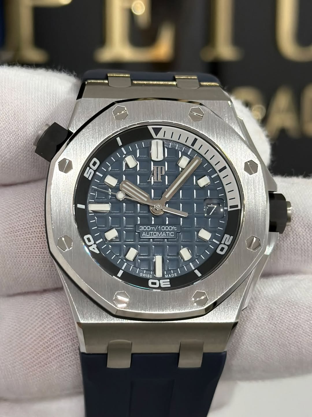 May be an image of wrist watch and text that says '50 300m 300m/ 00m/1000ft ODOft AUTO AUTOMATIC ያ0 02 SWISS MADE O DE'