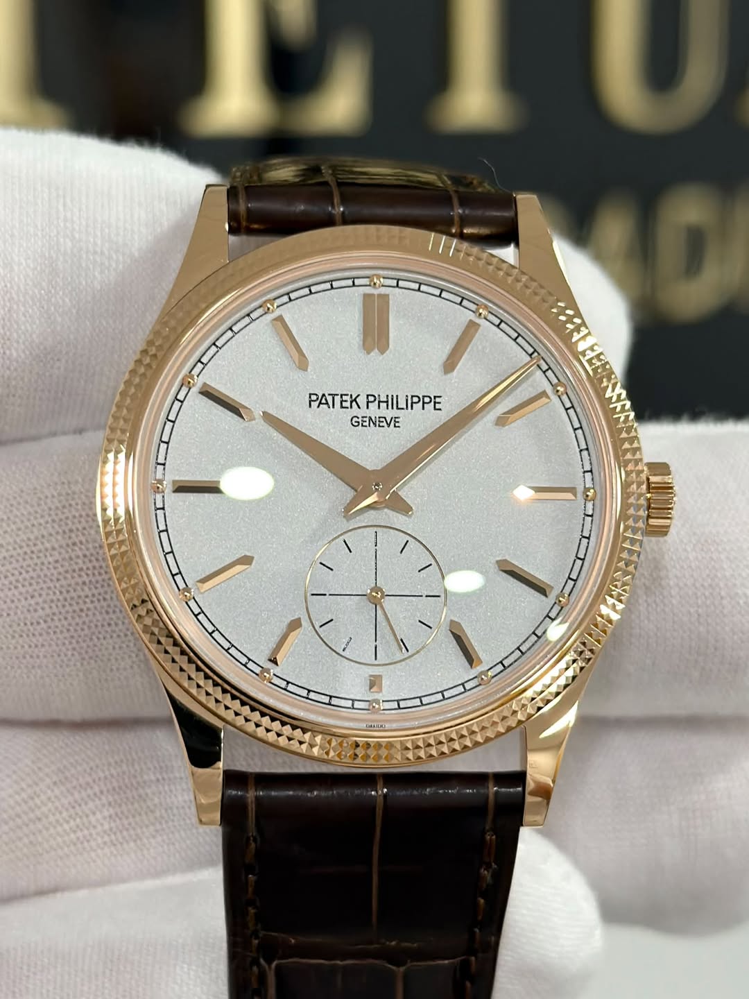 May be an image of wrist watch and text that says 'PATEK PATEKPHILIPPE PHILIPPE GENEVE I - ว EN'