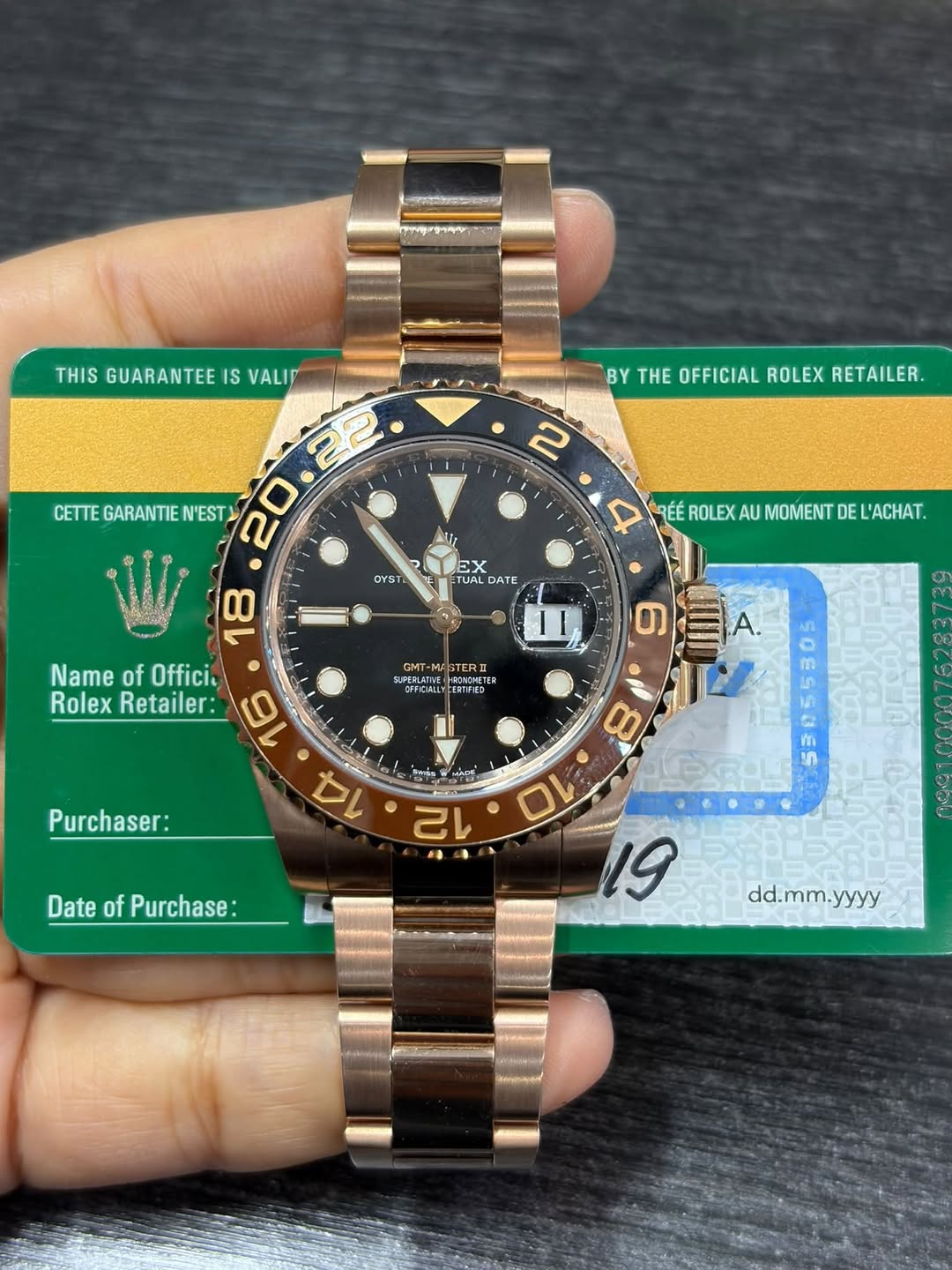May be an image of wrist watch and text that says 'THIS GUARANTEE IS VALIP BY THE OFFICIAL ROLEX RETAILER. CETTE GARANTIE N'EST 2 2 OYST EX UAL DATE RÉÉ ROLEX AU MOMENT DE 'ACHAT.…