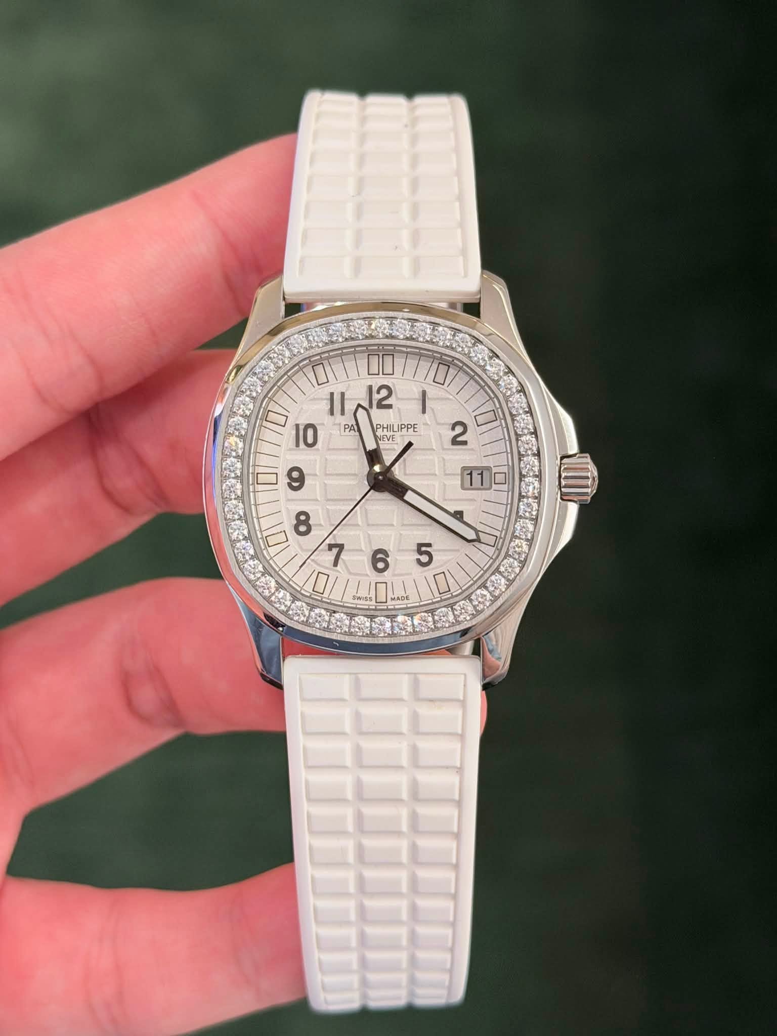 May be an image of wrist watch and text that says ' PA PHILIPPE IPPE 2 I1 2 12 I EVE 11 O 8 ح MADk 01'