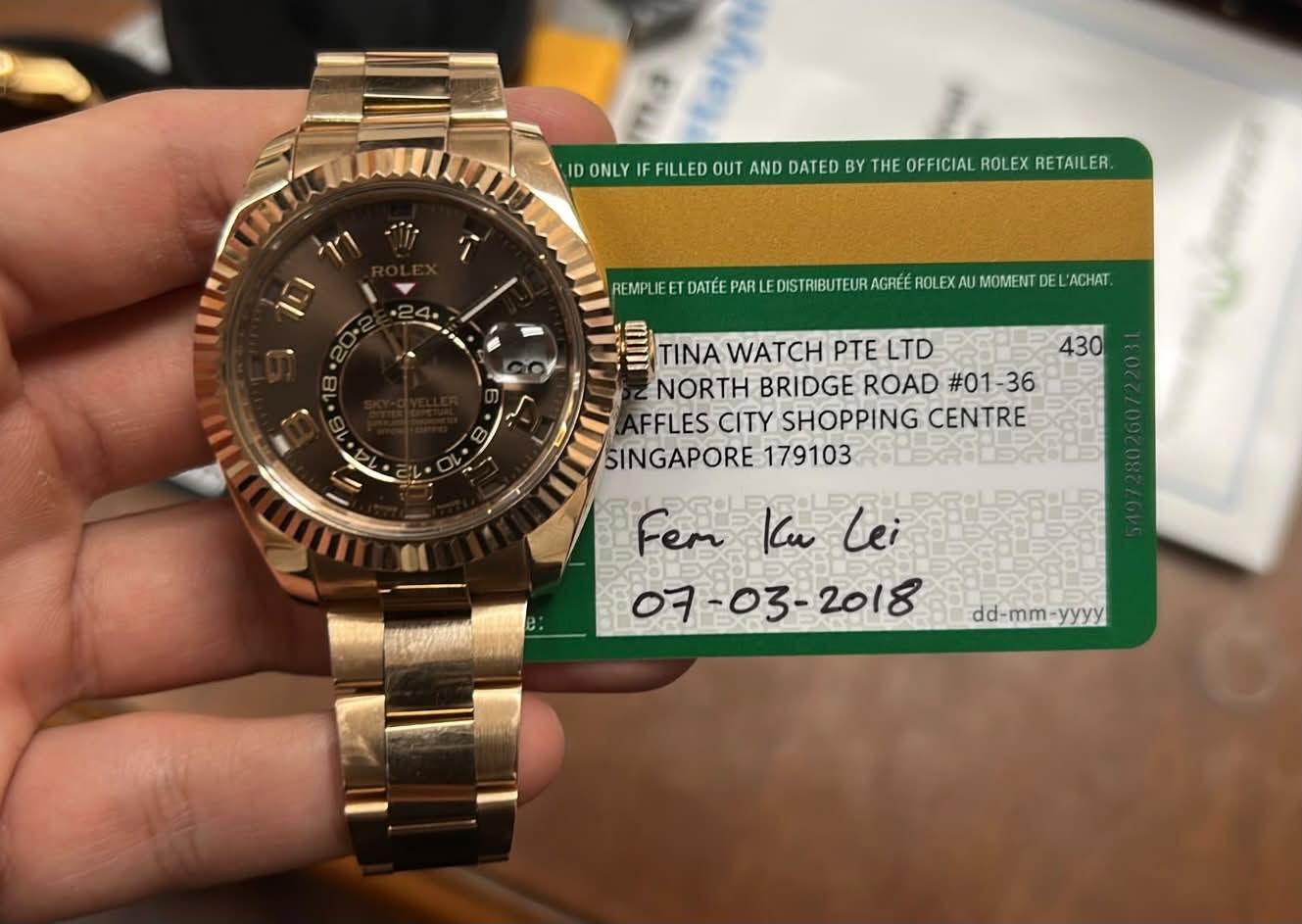 May be an image of money, wrist watch and text that says 'ID ONLY IF FILLED OUT AND DATED BY THE OFFICIAL ROLEX RETAILER. 11 ν0 REMPLIE FOPFEIETTTT DATEE ISTRIBUTEUR ROLEXA MOMENT…