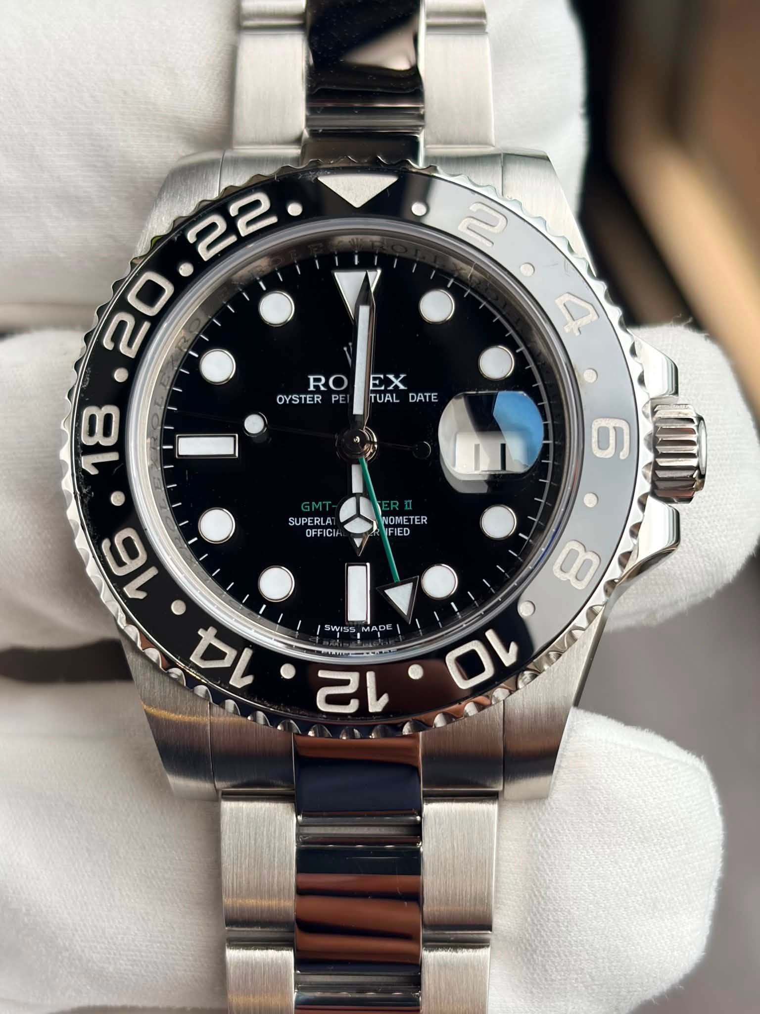 May be an image of wrist watch and text that says '2 o RO ROEX EX OYSTER OYSTERPEITUALDATE PE TUAL UALDATE DATE SUPERLA RLA SUPE OFFICI 6 NOMETER NOME ETE ER 16 10 A I 00 SWISS MAD…