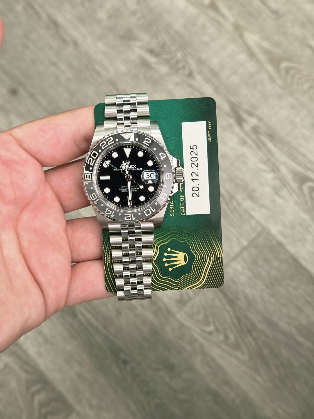 May be an image of wrist watch and text that says '真 2 2 D 20 8 业 A F EATE 30 ИKAP CIai 6 6 WAA ad.mm.vw mm ad.m 2025 12 POR SERIAL DATE 16 14 12'