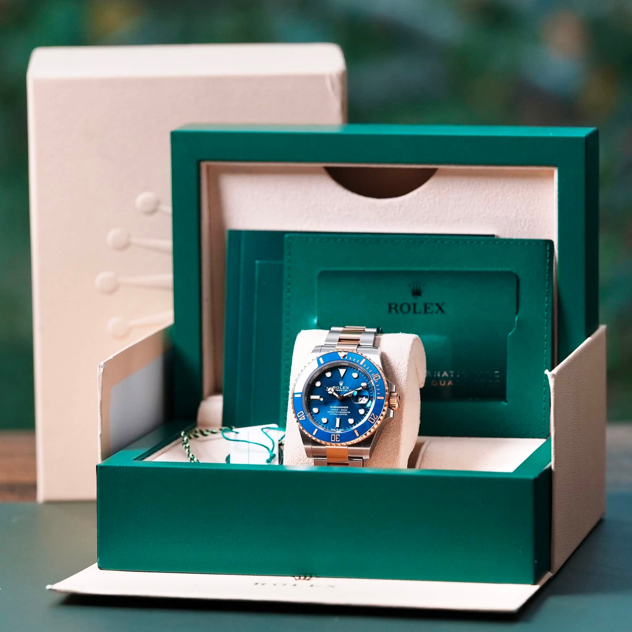 May be an image of wrist watch and text that says '7 ب DE'