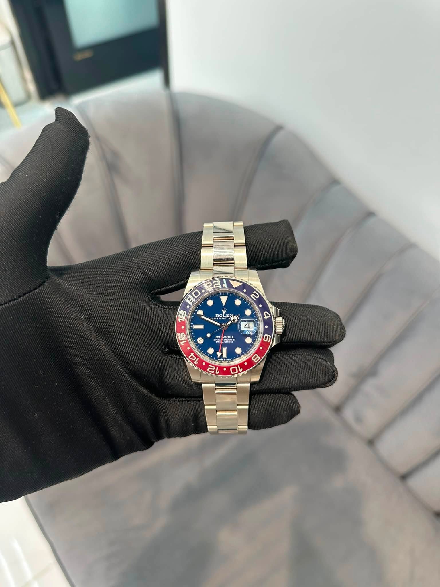 May be an image of wrist watch and text that says '2 Bo.Ra1 a 月0 ฿ ROLE 4 ا 15 D 14 12 V A M U 6 8 10'