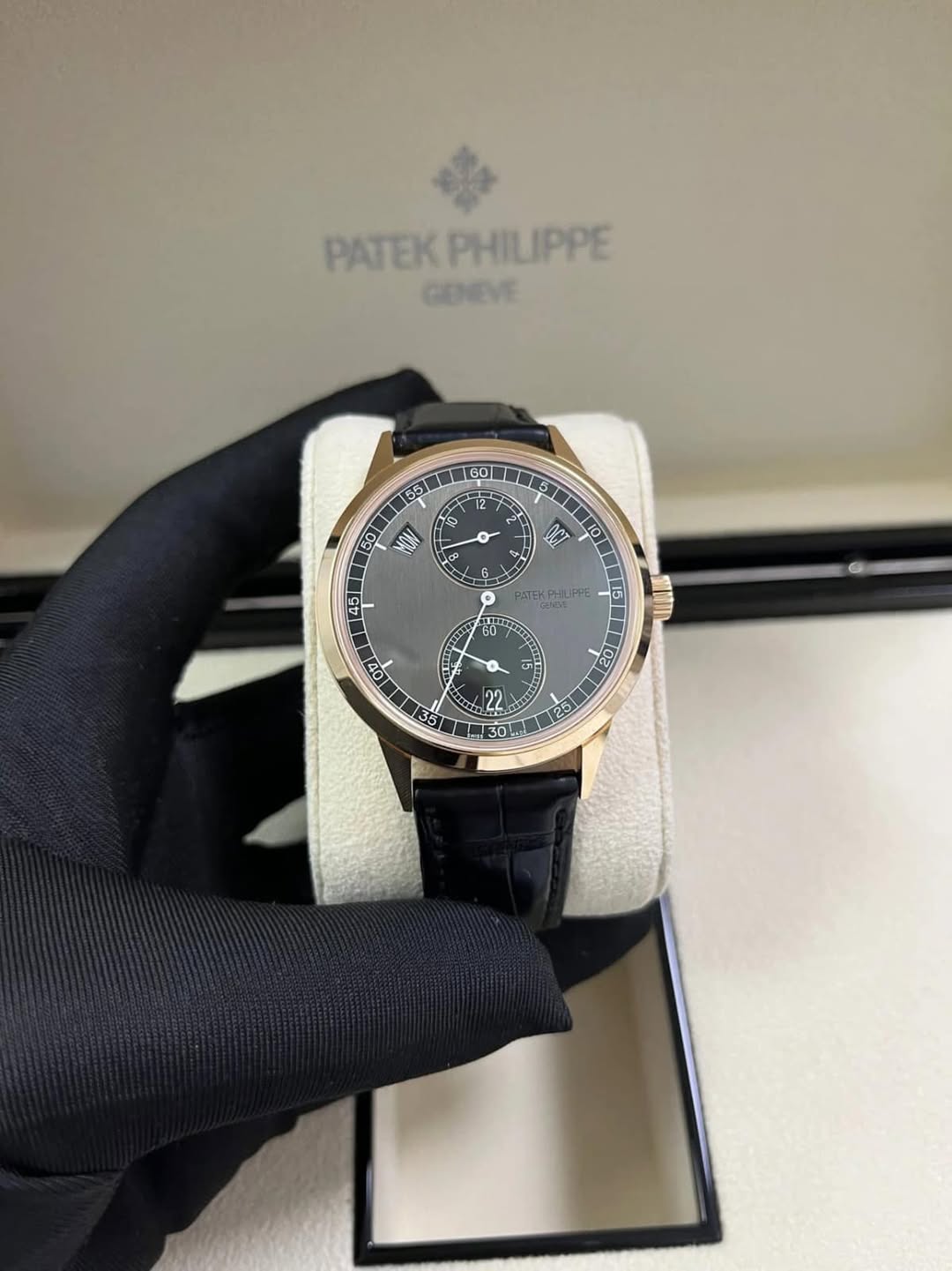 May be an image of wrist watch and text that says 'PATEKPHILIPPE PATEK PHILIPPE GENEVE 60 55 S 6 2 ى d د አ ا OCI な H O 50 MON OP G5 ΣTEKPΗ PPE ဖ SLAE 60 0 50 O0 A L 5 یي 20 22…