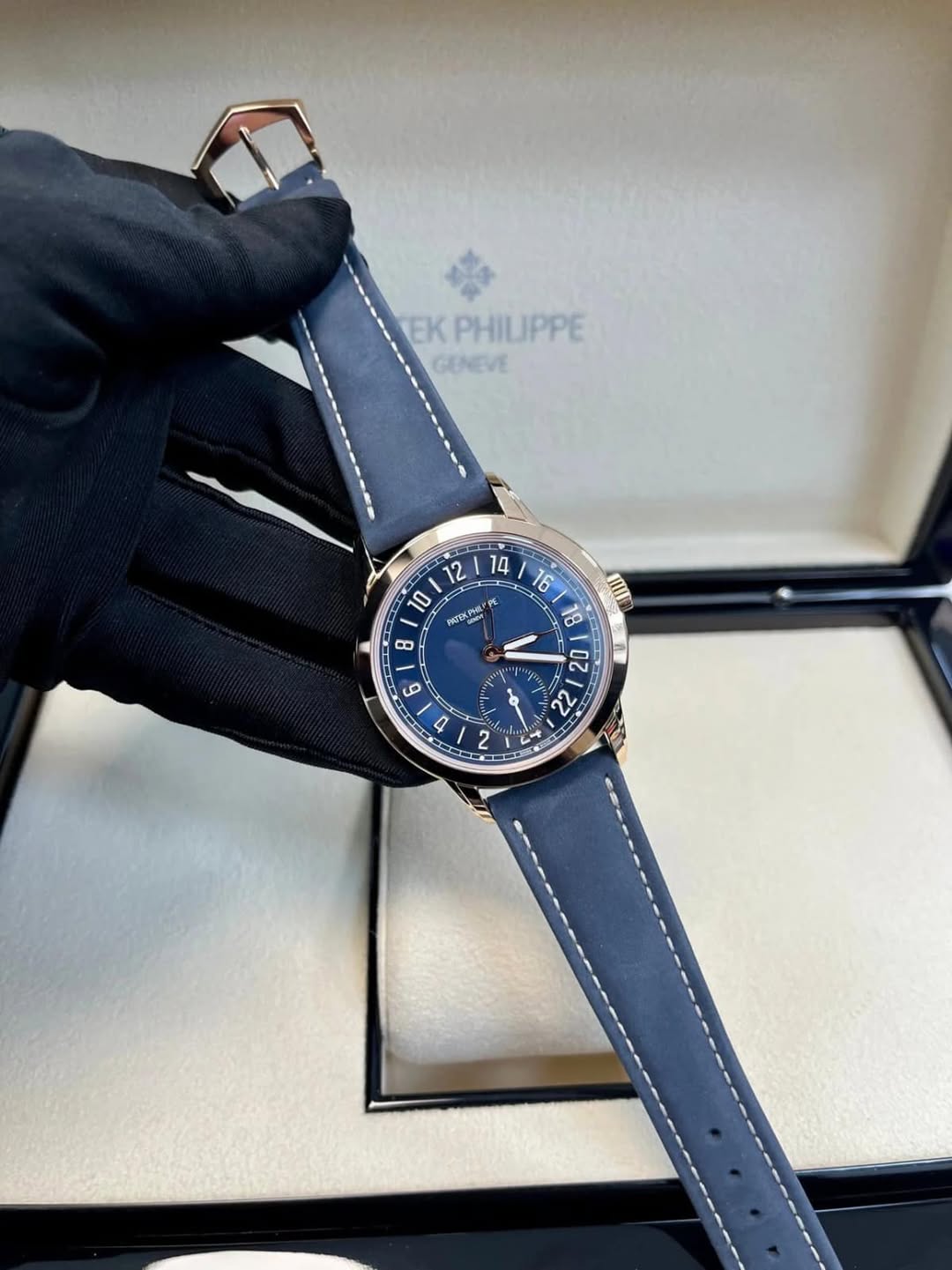 May be an image of wrist watch and text that says 'EK KPHILIPPE GENEVE 12 14 10 PAGEAIL 8 16 MII 18 20 yα 6 รอย टी 0 - O رر'