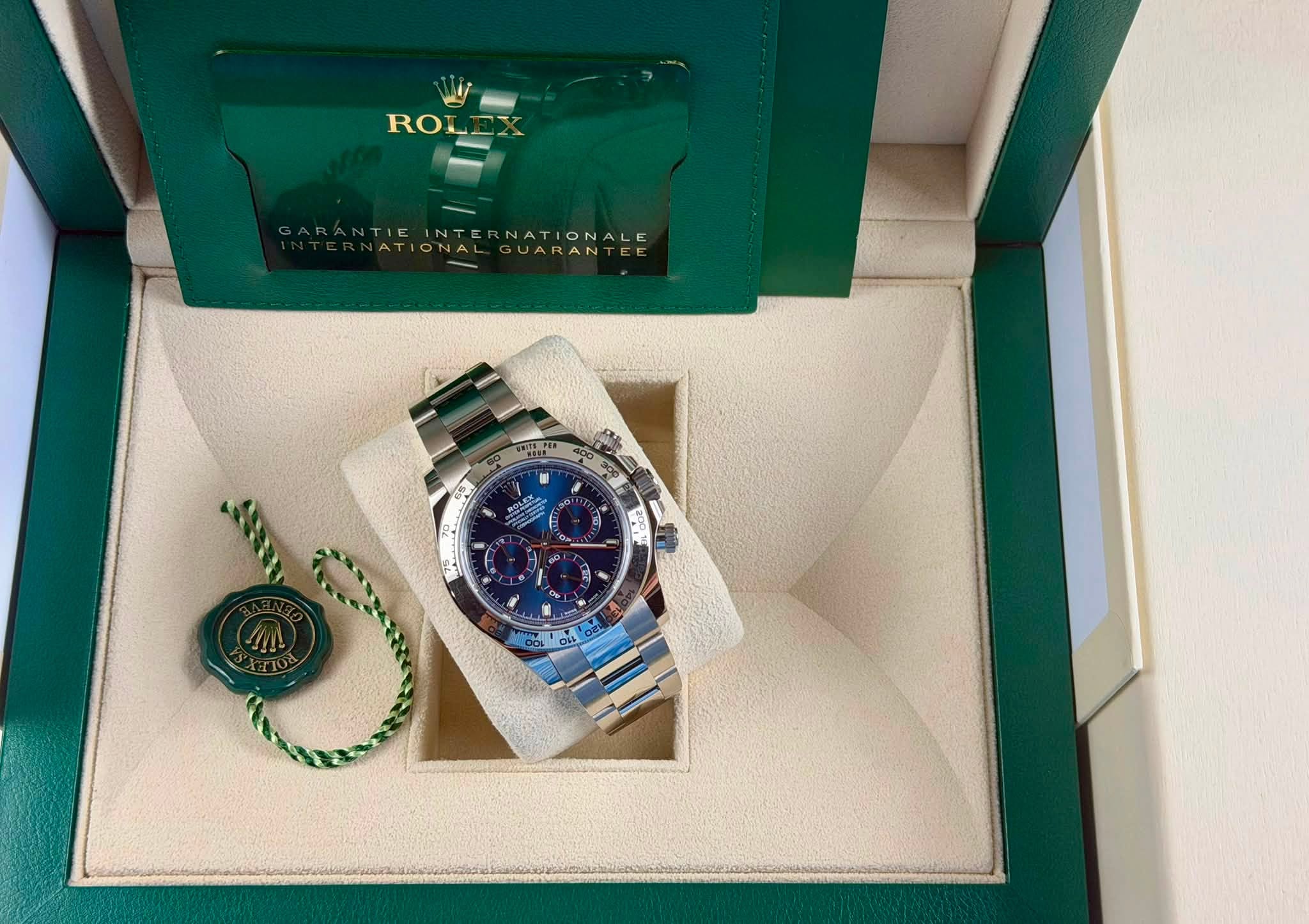 May be an image of wrist watch and text that says 'RO NATIONALE ITIEINTERNATIONALE ONAL C A'